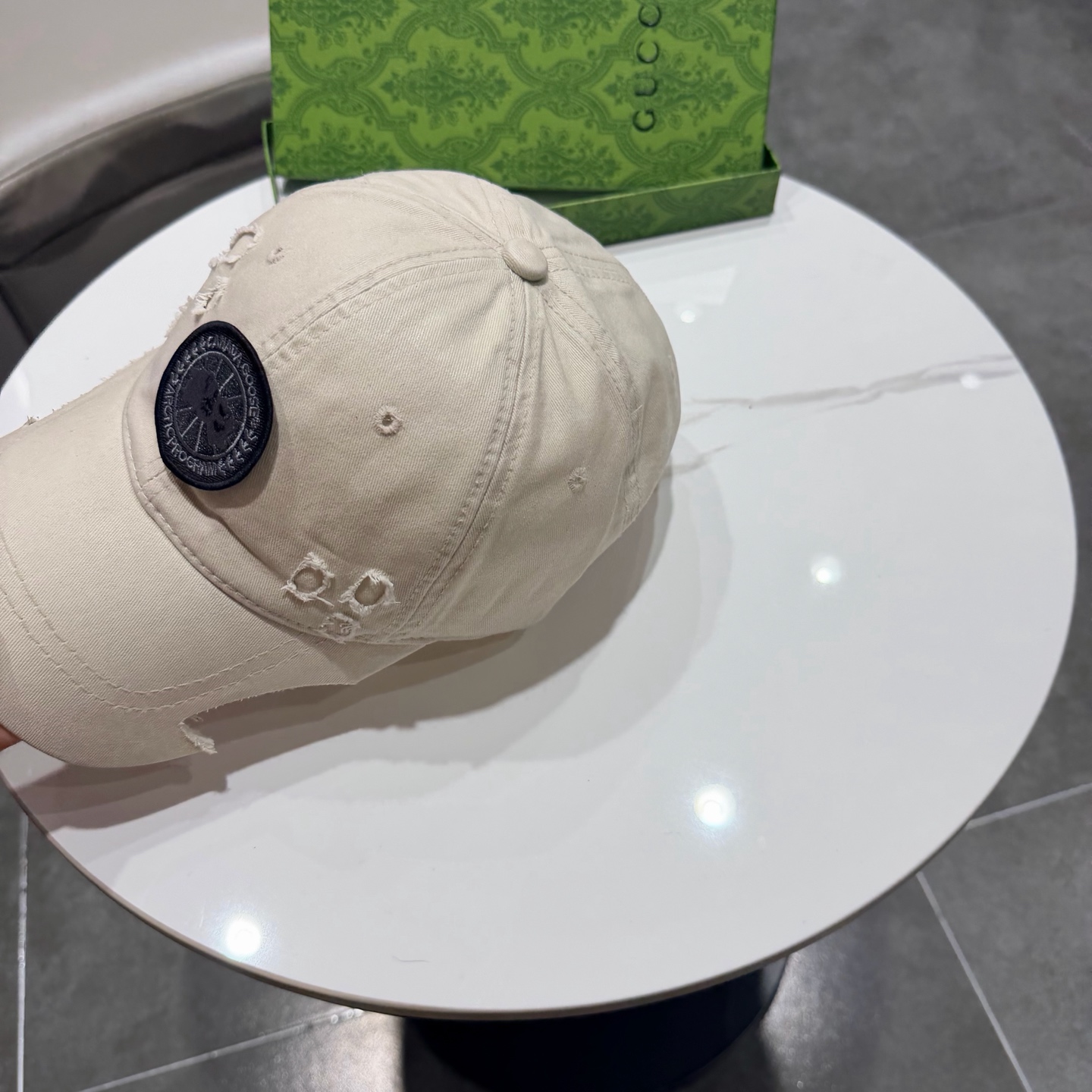 加拿大大鹅北极圆盘🍁 2025最新款🧢棒球帽定制棉质面料!!整体透气性很好，精致的字母刺绣和工整的走线，