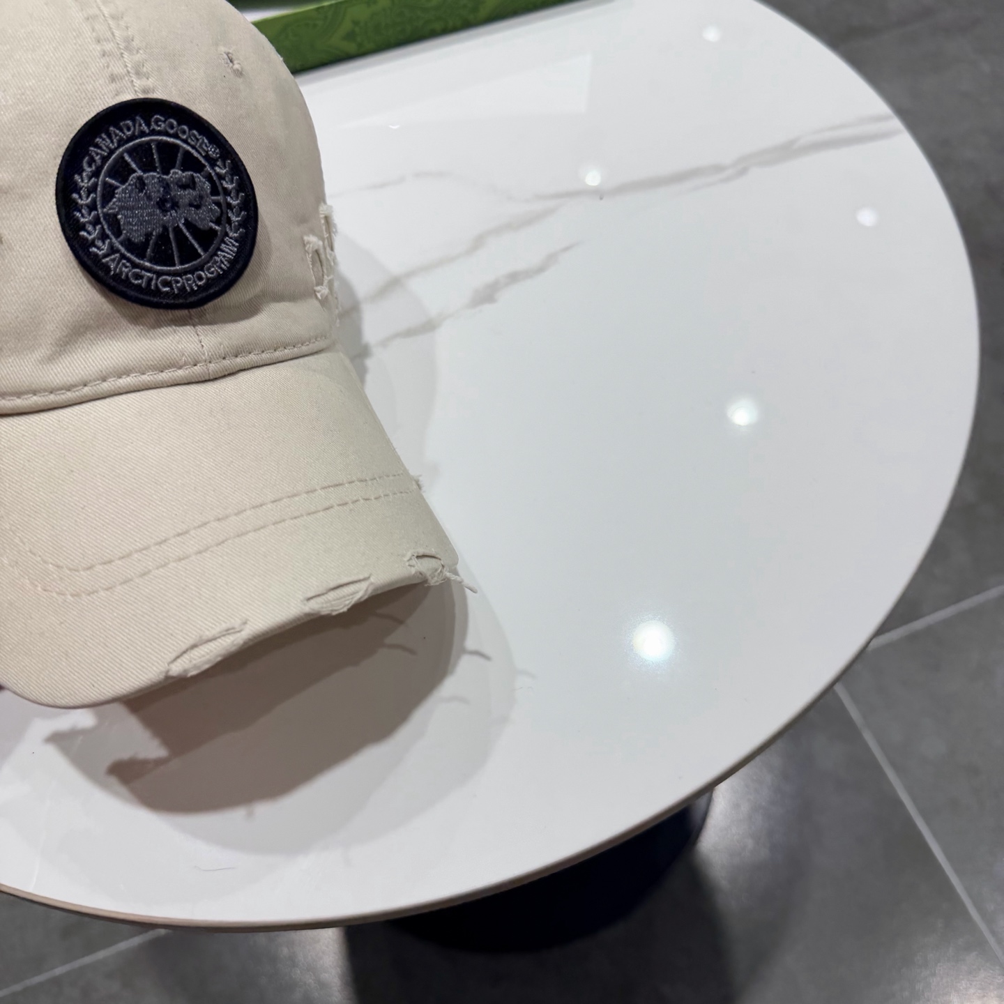 加拿大大鹅北极圆盘🍁 2025最新款🧢棒球帽定制棉质面料!!整体透气性很好，精致的字母刺绣和工整的走线，