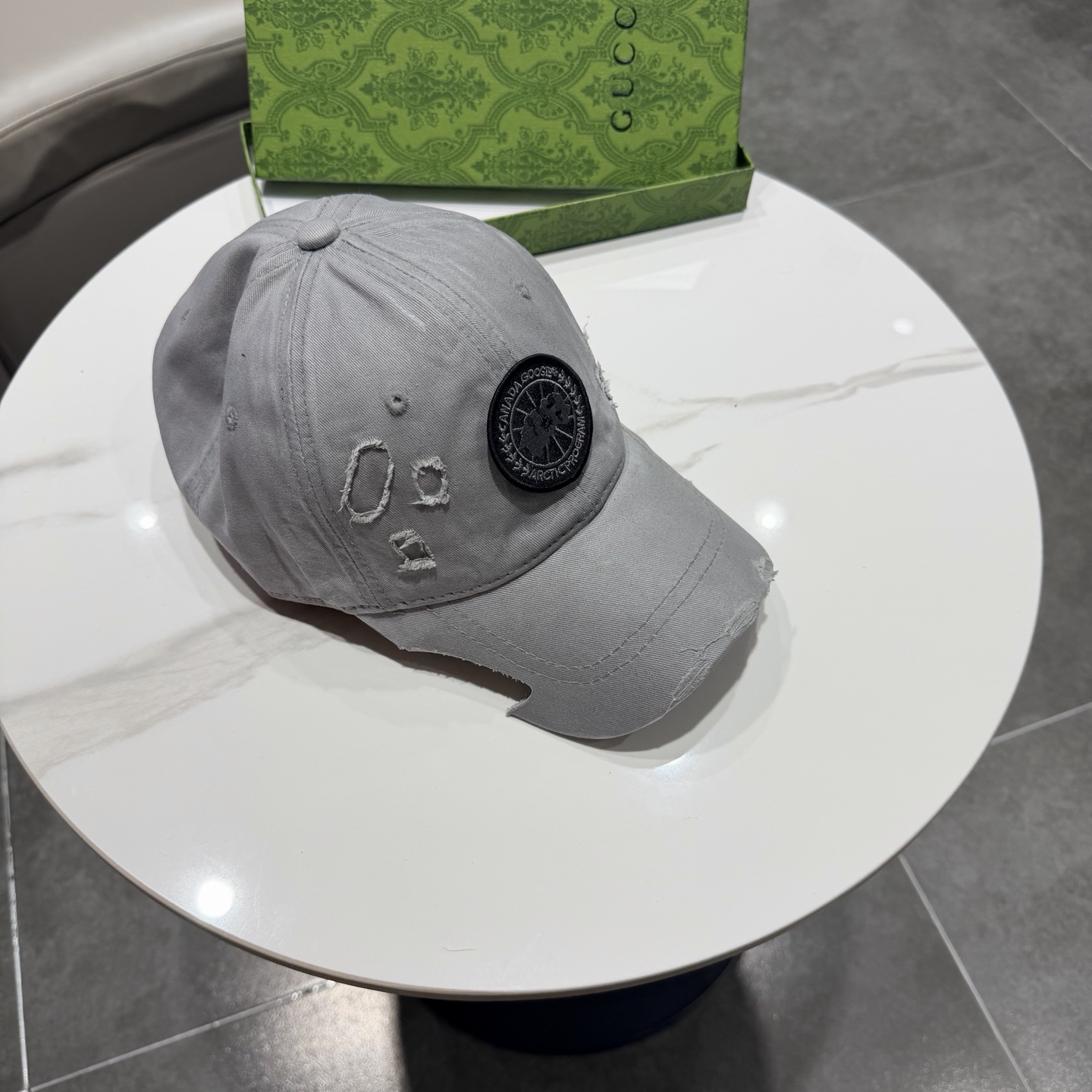 加拿大大鹅北极圆盘🍁 2025最新款🧢棒球帽定制棉质面料!!整体透气性很好，精致的字母刺绣和工整的走线，