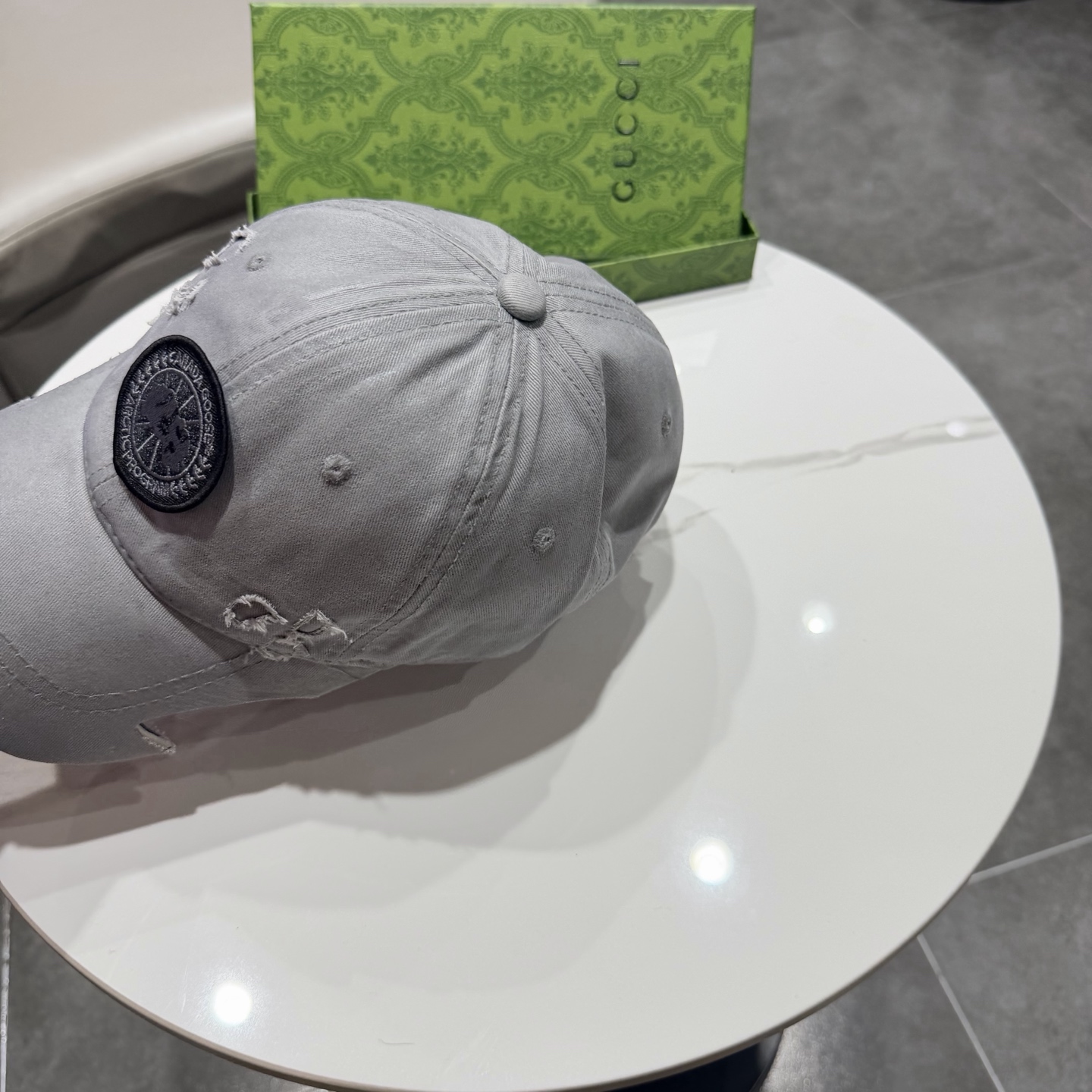 加拿大大鹅北极圆盘🍁 2025最新款🧢棒球帽定制棉质面料!!整体透气性很好，精致的字母刺绣和工整的走线，