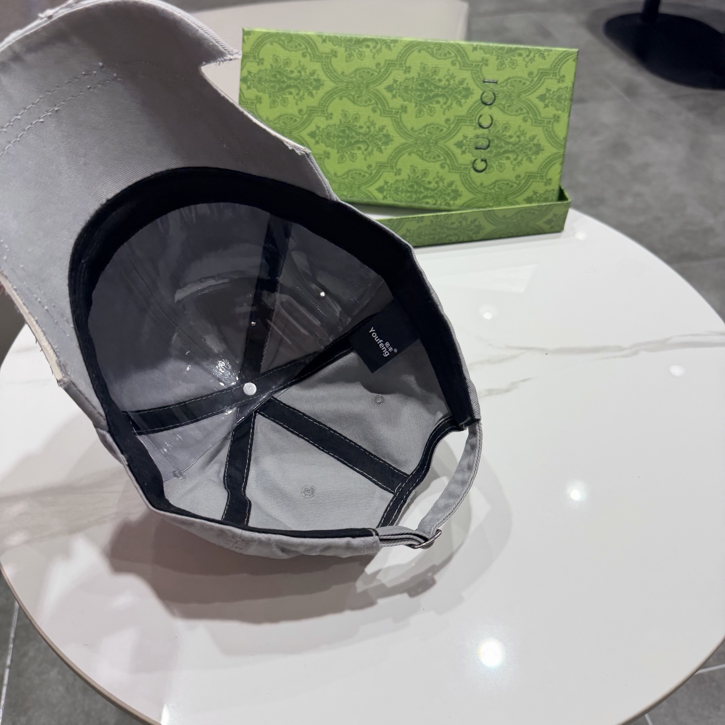 加拿大大鹅北极圆盘🍁 2025最新款🧢棒球帽定制棉质面料!!整体透气性很好，精致的字母刺绣和工整的走线，