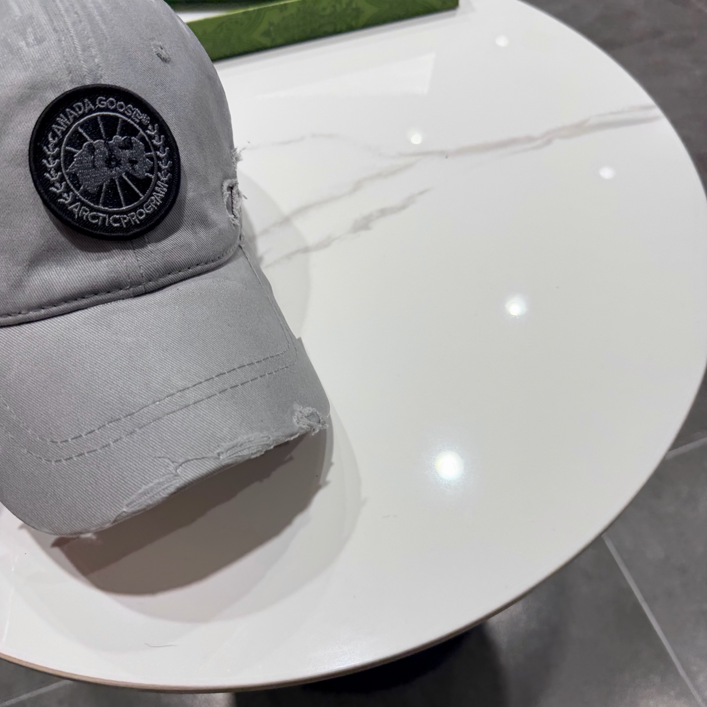 加拿大大鹅北极圆盘🍁 2025最新款🧢棒球帽定制棉质面料!!整体透气性很好，精致的字母刺绣和工整的走线，