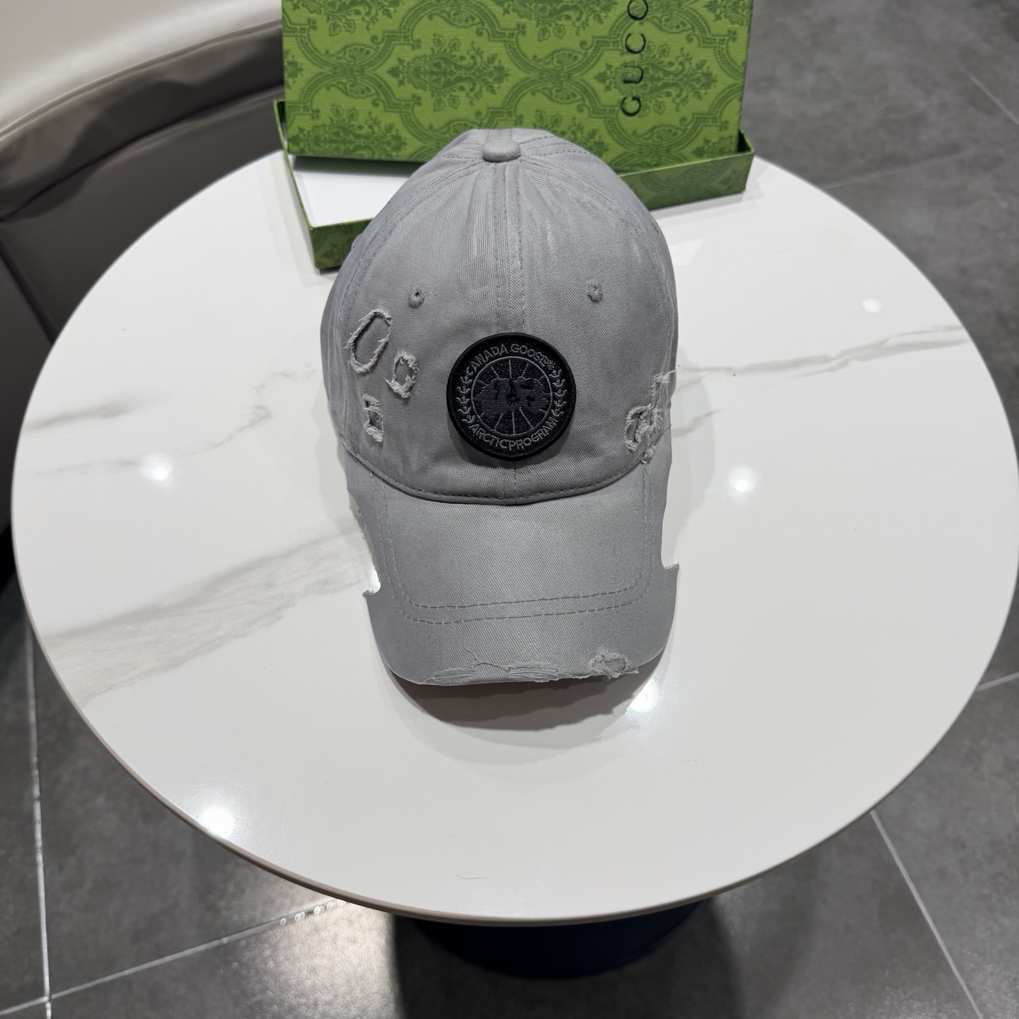 加拿大大鹅北极圆盘🍁 2025最新款🧢棒球帽定制棉质面料!!整体透气性很好，精致的字母刺绣和工整的走线，