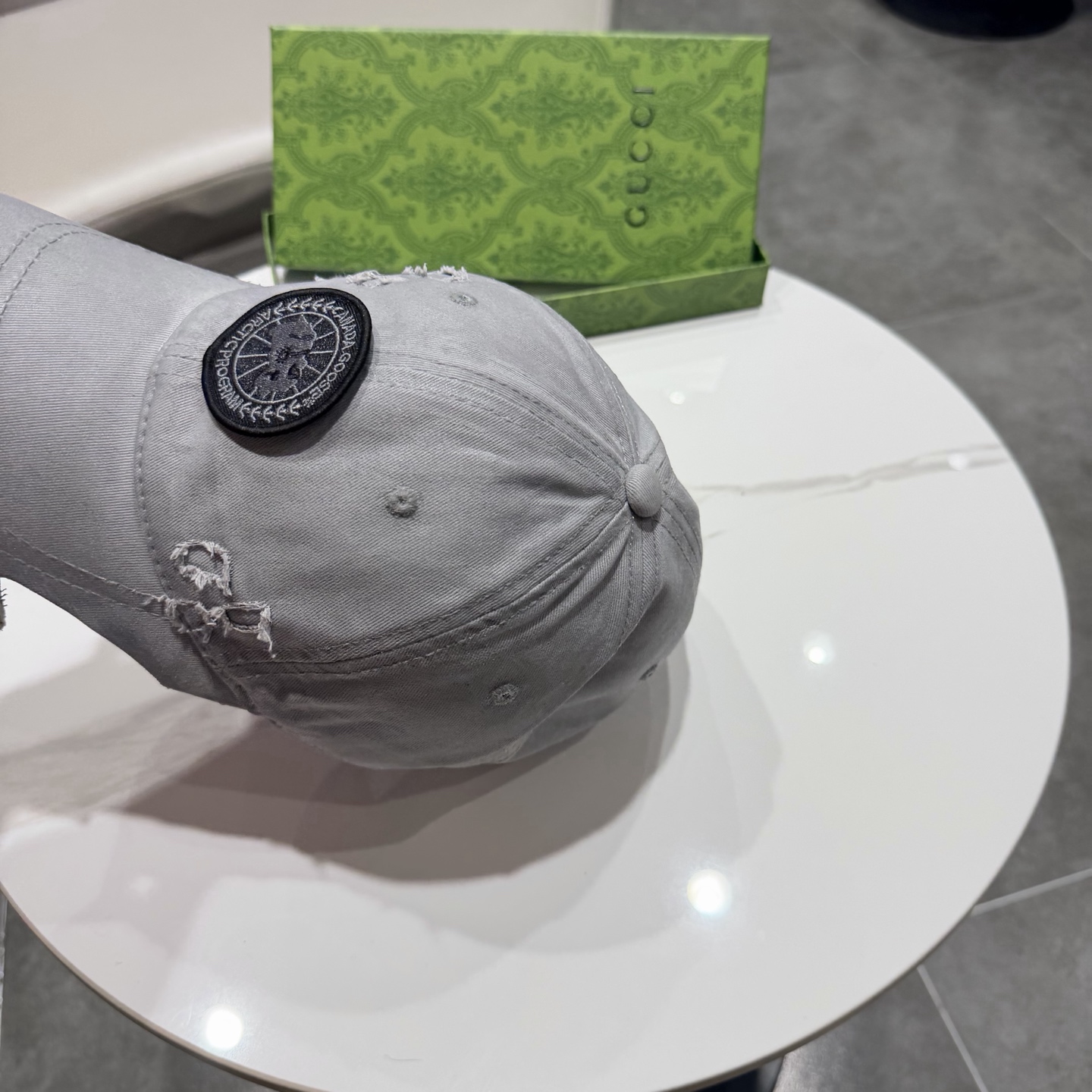 加拿大大鹅北极圆盘🍁 2025最新款🧢棒球帽定制棉质面料!!整体透气性很好，精致的字母刺绣和工整的走线，