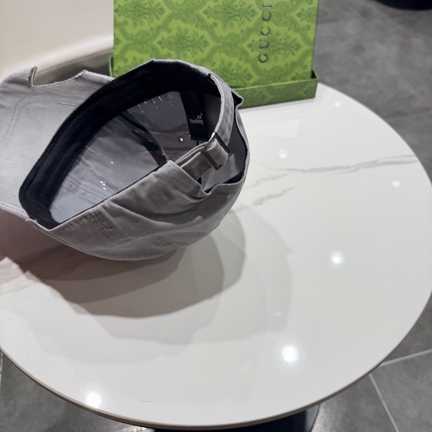 加拿大大鹅北极圆盘🍁 2025最新款🧢棒球帽定制棉质面料!!整体透气性很好，精致的字母刺绣和工整的走线，