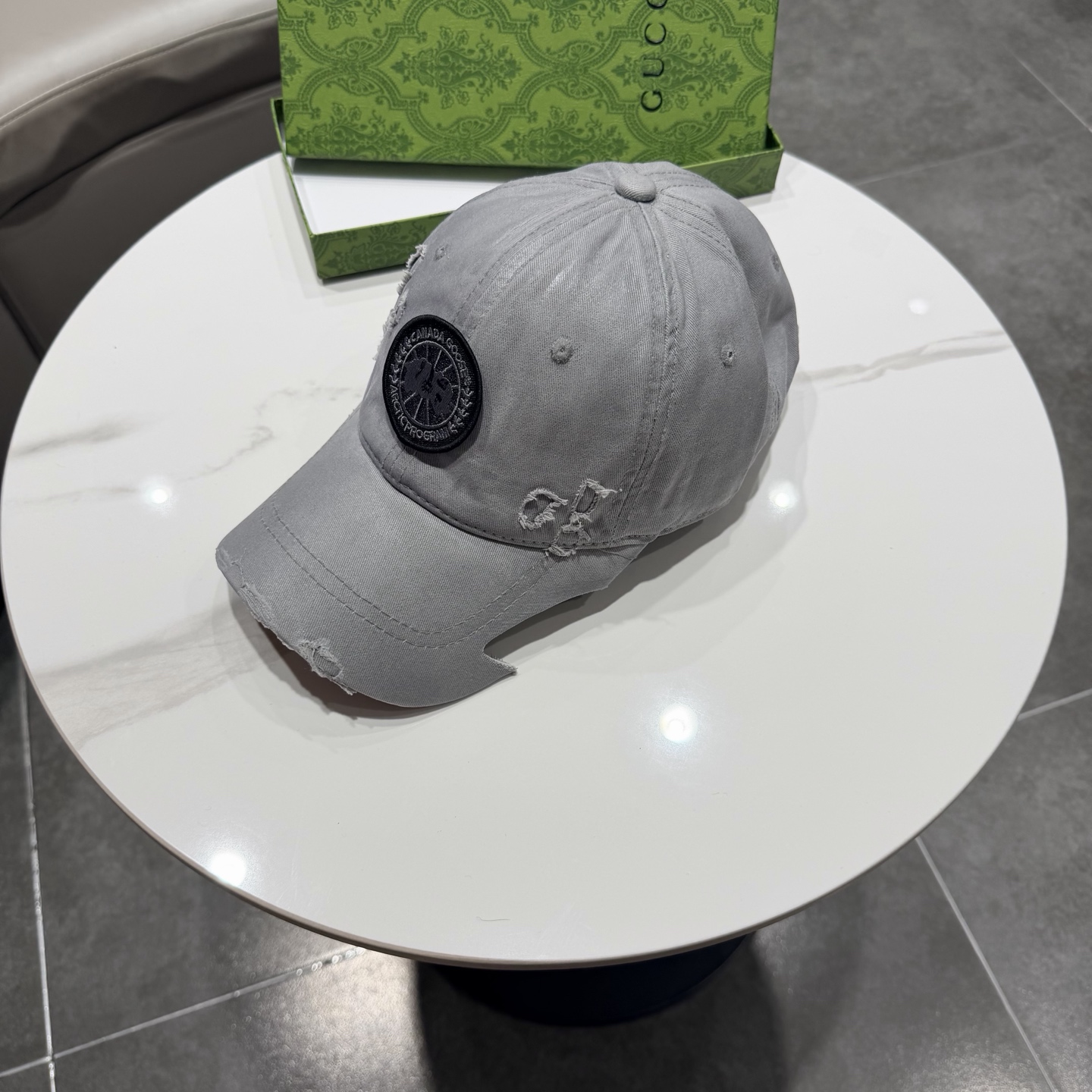 加拿大大鹅北极圆盘🍁 2025最新款🧢棒球帽定制棉质面料!!整体透气性很好，精致的字母刺绣和工整的走线，