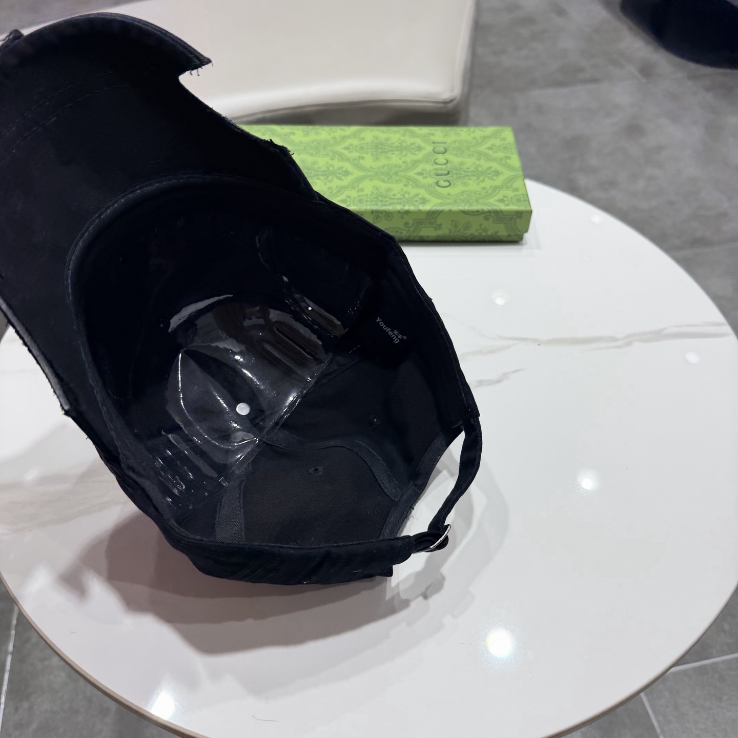 加拿大大鹅北极圆盘🍁 2025最新款🧢棒球帽定制棉质面料!!整体透气性很好，精致的字母刺绣和工整的走线，