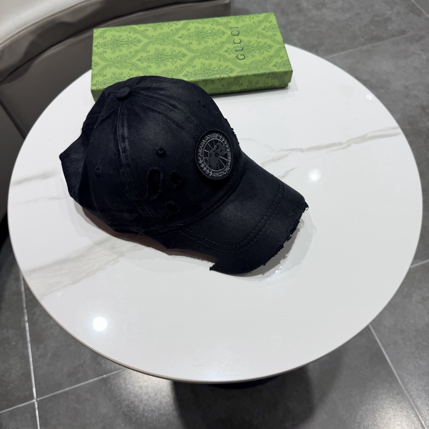 加拿大大鹅北极圆盘🍁 2025最新款🧢棒球帽定制棉质面料!!整体透气性很好，精致的字母刺绣和工整的走线，