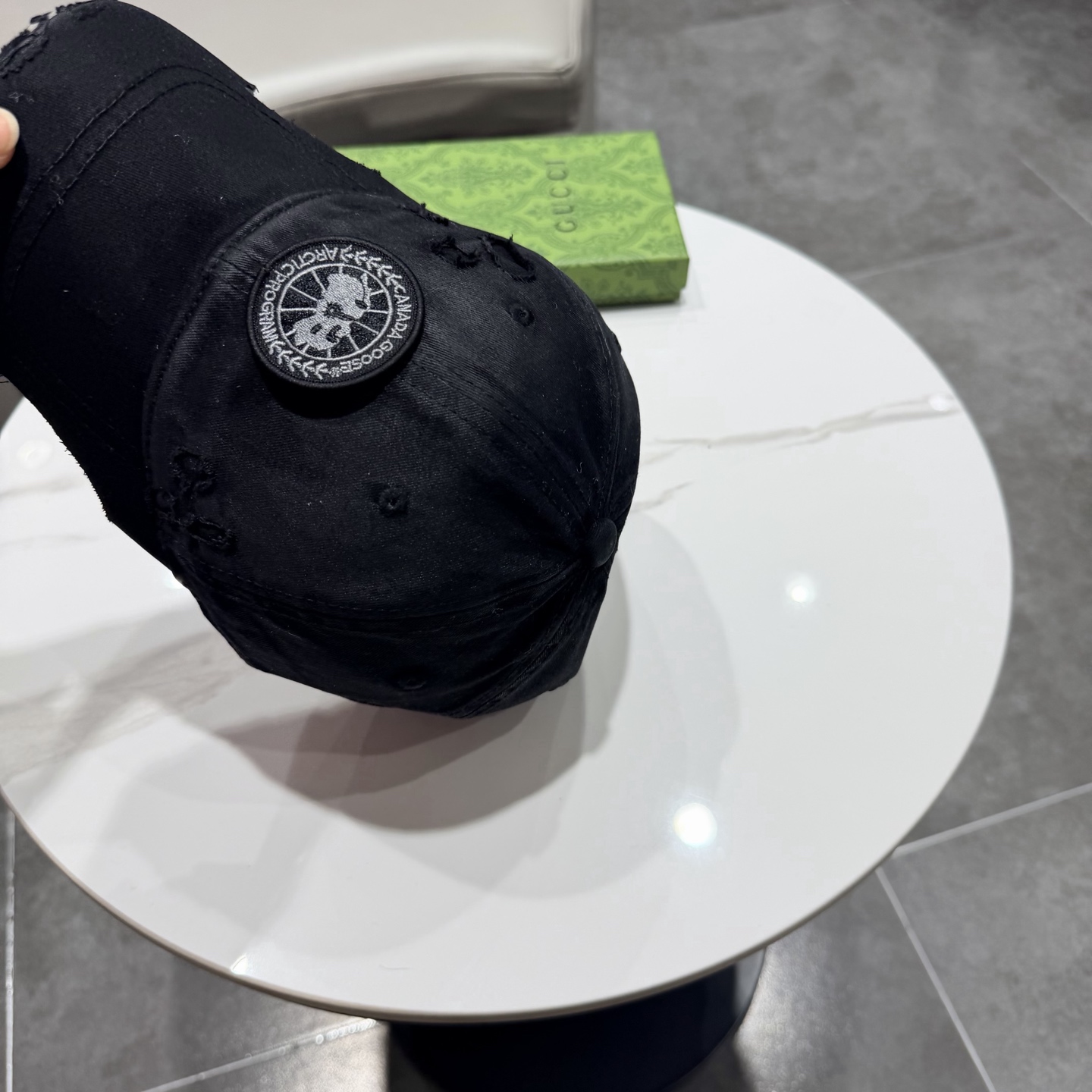 加拿大大鹅北极圆盘🍁 2025最新款🧢棒球帽定制棉质面料!!整体透气性很好，精致的字母刺绣和工整的走线，