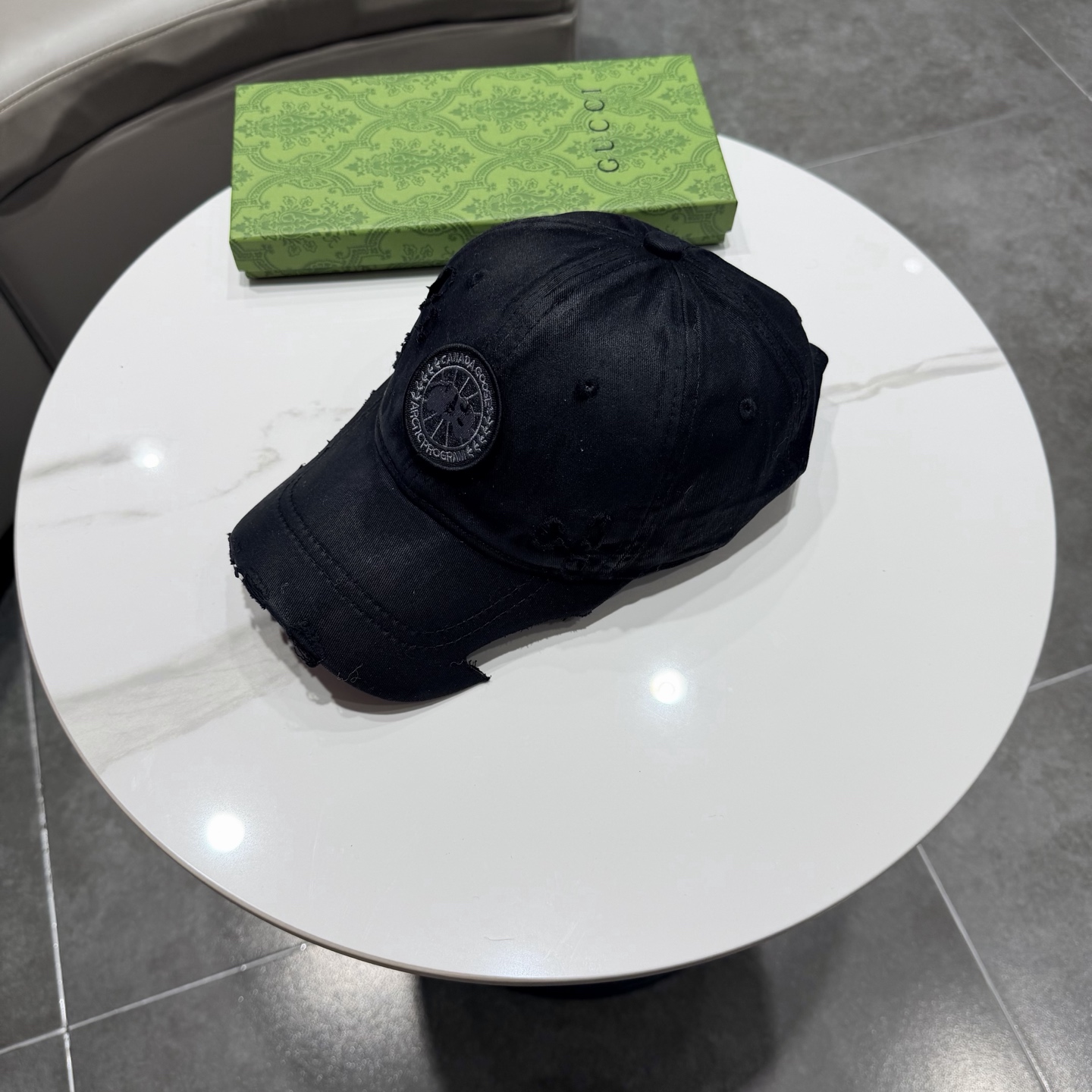 加拿大大鹅北极圆盘🍁 2025最新款🧢棒球帽定制棉质面料!!整体透气性很好，精致的字母刺绣和工整的走线，