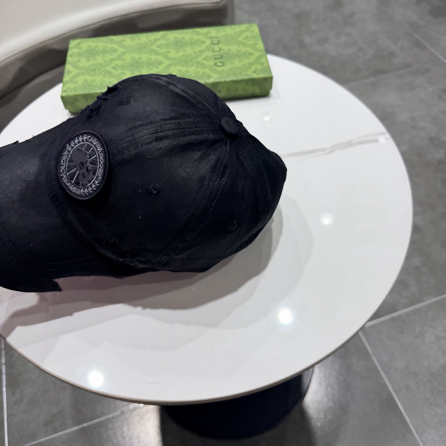 加拿大大鹅北极圆盘🍁 2025最新款🧢棒球帽定制棉质面料!!整体透气性很好，精致的字母刺绣和工整的走线，