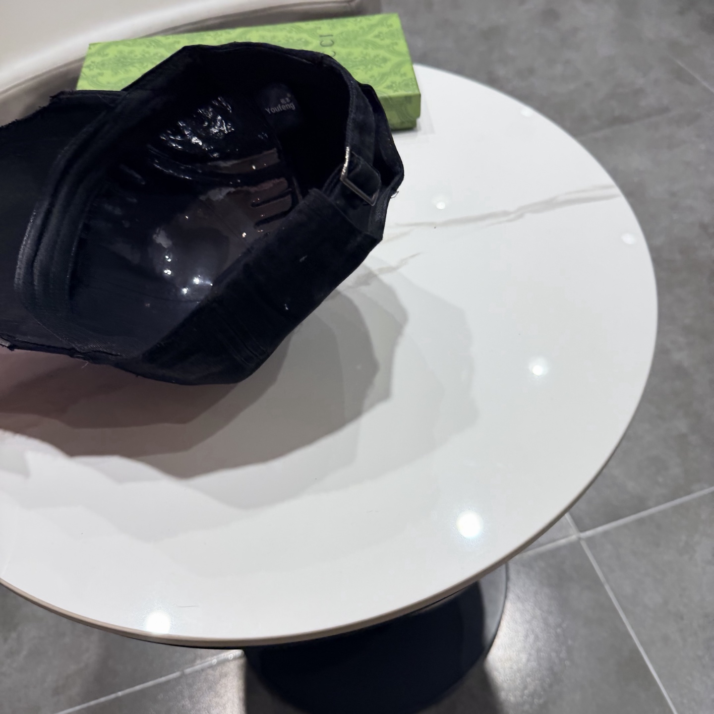 加拿大大鹅北极圆盘🍁 2025最新款🧢棒球帽定制棉质面料!!整体透气性很好，精致的字母刺绣和工整的走线，