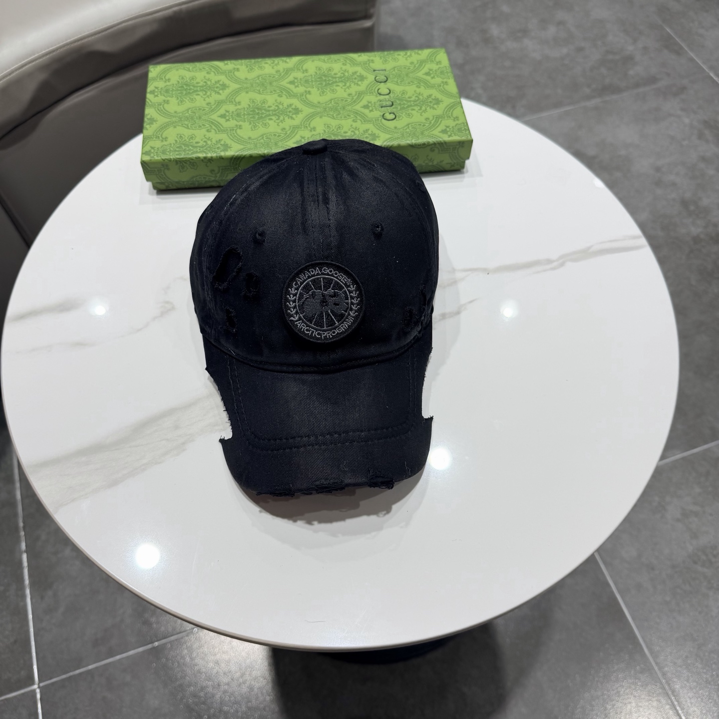 加拿大大鹅北极圆盘🍁 2025最新款🧢棒球帽定制棉质面料!!整体透气性很好，精致的字母刺绣和工整的走线，