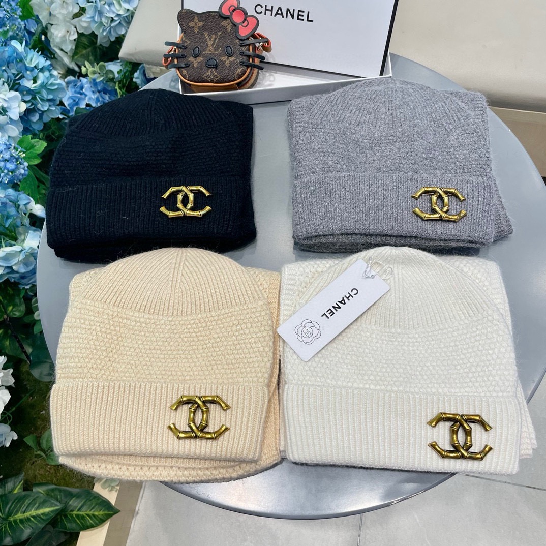 P185 Chanel香奈儿经典羊毛套装🌟帽子+围巾暖暖哒超级舒服～冬日小姐姐减龄神器哦～这个冬天你就差这么一套套装帽子啦～又保暖又时尚！防伪标签吊卡齐全！