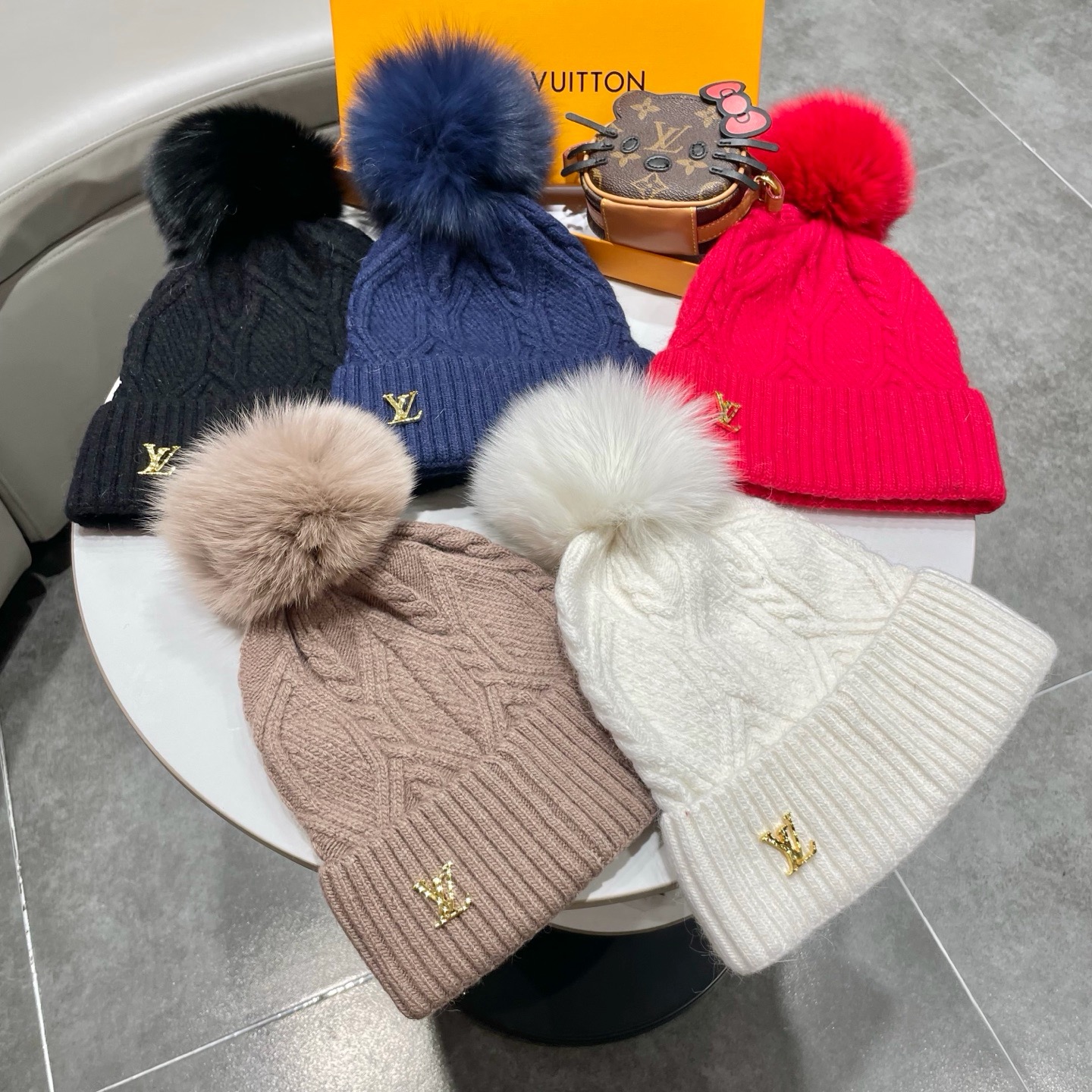 NO:670769,The woolen hat has a classic twist knitting design, with a golden LV logo on the hat body. The hat with fox fur ball is made of high-quality wool + rabbit fur knitted fabric, which is warm and comfortable. The top of the hat is decorated with fur balls of the same color, which is fashionable and elegant. Hat details - Classic twist knitting technology, warm and comfortable - Golden LV logo embellishment, outstanding texture - One-size-fits-all design, can be worn by both men and women - Hats, fisherman hats, baseball caps, knitted hats, hats, louis vuitton, espadrilles, hats19860909毛线帽经典麻花编织设计,帽身配有金色LV标志.配狐狸毛球帽子采用优质羊毛+兔毛针织面料,保暖舒适,帽顶配有同色系毛球装饰,时尚大方. 帽子细节 - 经典麻花编织工艺,保暖舒适 - 金色Lv标志点缀,质感出众 - 均码设计,男女均可佩戴 - 帽子渔夫帽棒球帽针织帽,帽子,louis vuitton,espadrilles,hats,hat