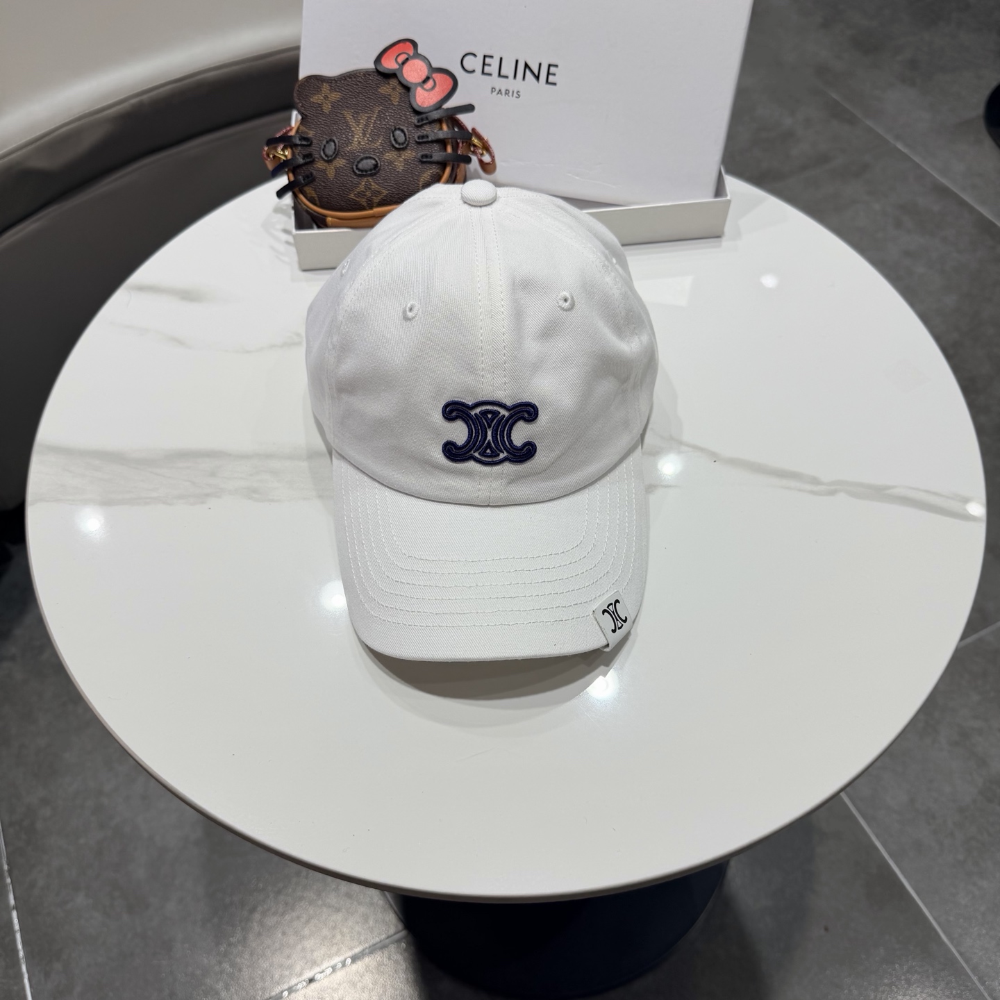 NO:765142,[CELINE] New classic casual and trendy baseball cap in Japanese and Korean style, looks great with any combination!  When traveling, you must buy a hat: a straw hat, a fisherman hat, a baseball cap, hats, celine, celine, espadrilles, hats19860909【CELINE赛琳】新款经典休闲潮流款 棒球帽日韩风格,随便搭配都超好看！出门旅游,绝对要入手的一款帽子草帽渔夫帽棒球帽,帽子,celine,celine,espadrilles,hats,hat