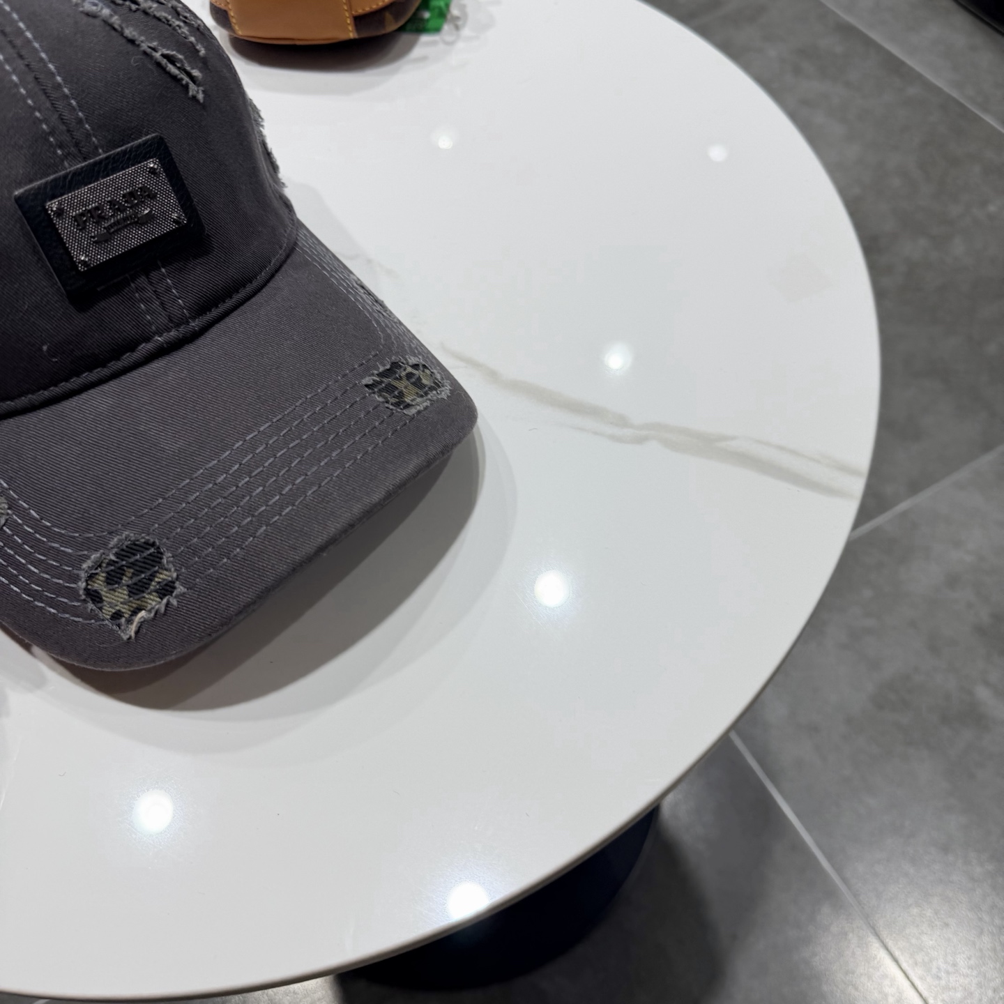 普拉达 PRADA 新品经典棒球帽 代购版本！时尚潮流，高端做工！非一般的品质，细节看实拍哦