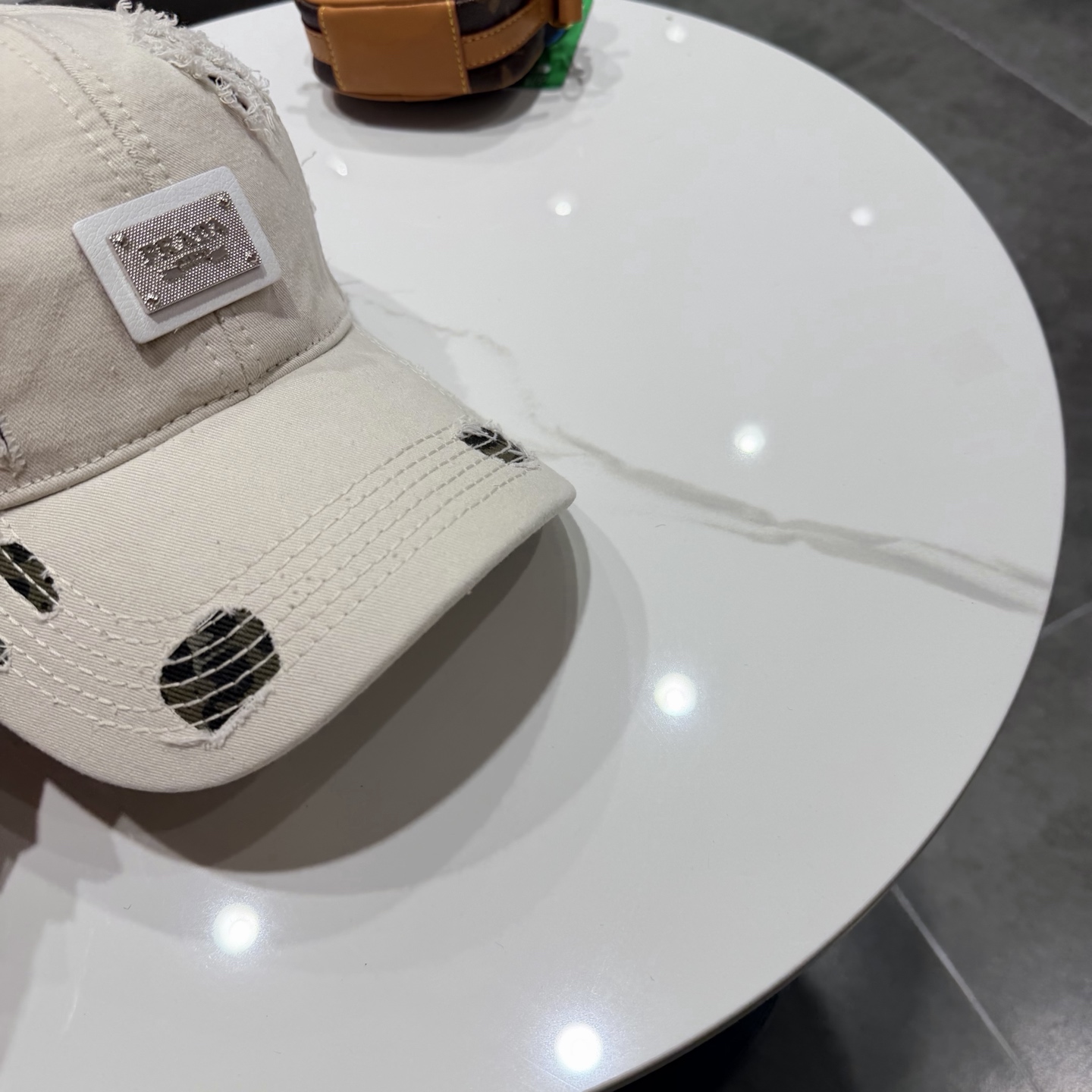 普拉达 PRADA 新品经典棒球帽 代购版本！时尚潮流，高端做工！非一般的品质，细节看实拍哦