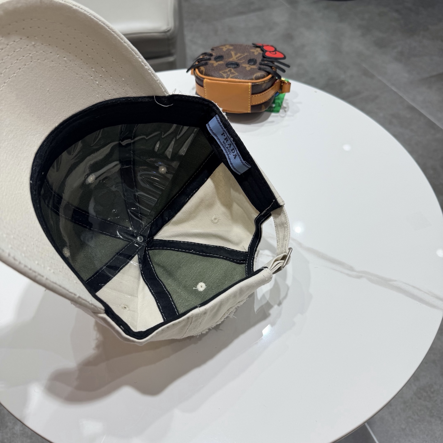 普拉达 PRADA 新品经典棒球帽 代购版本！时尚潮流，高端做工！非一般的品质，细节看实拍哦