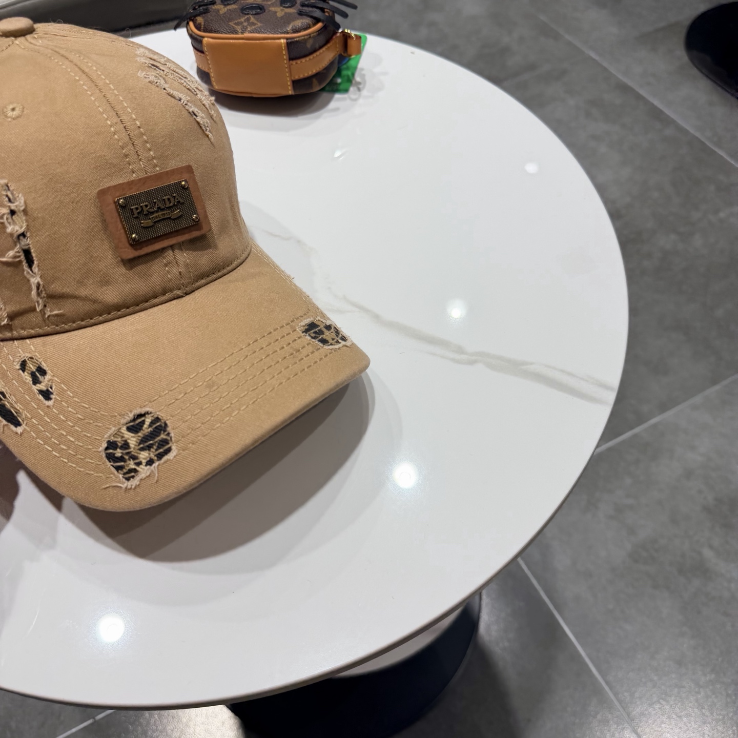 普拉达 PRADA 新品经典棒球帽 代购版本！时尚潮流，高端做工！非一般的品质，细节看实拍哦