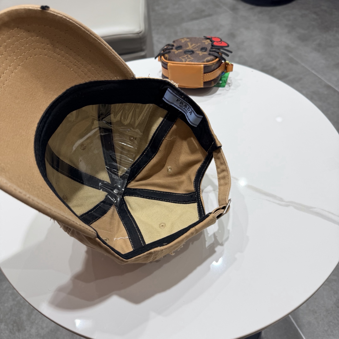 普拉达 PRADA 新品经典棒球帽 代购版本！时尚潮流，高端做工！非一般的品质，细节看实拍哦