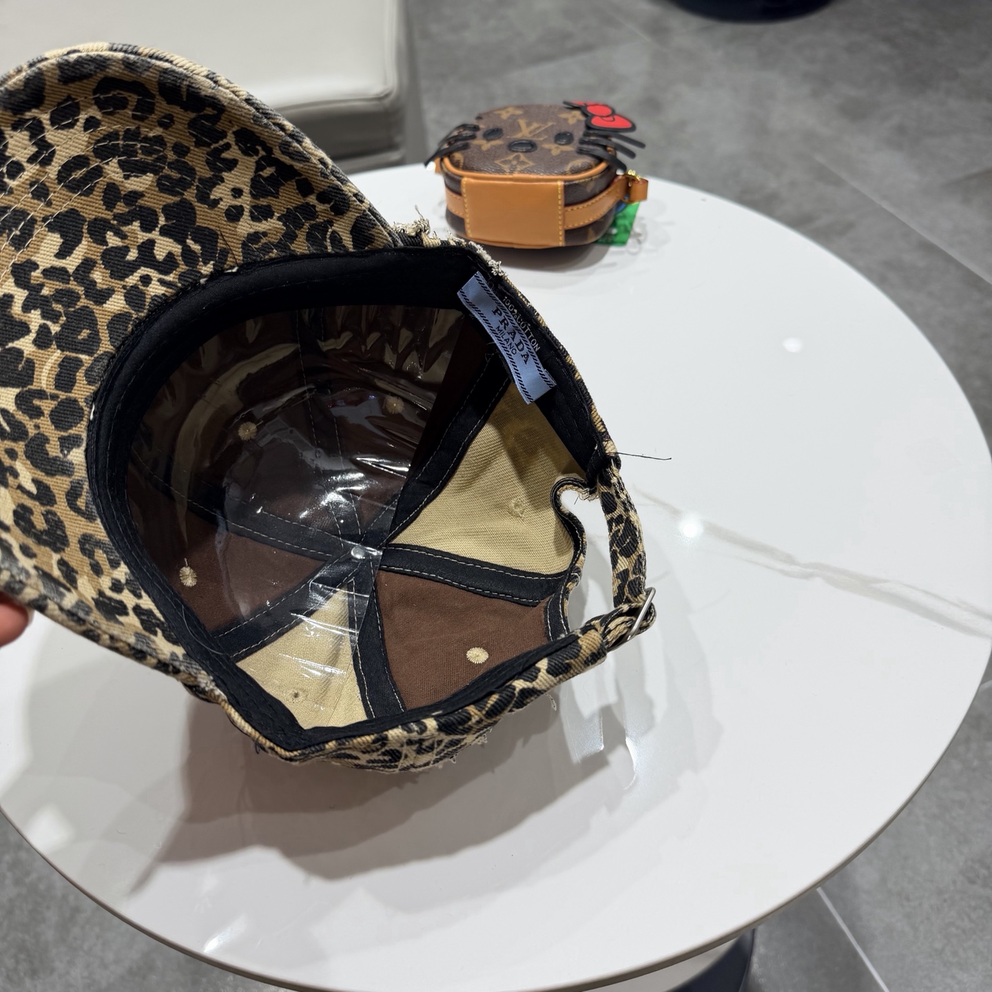 普拉达 PRADA 新品经典棒球帽 代购版本！时尚潮流，高端做工！非一般的品质，细节看实拍哦