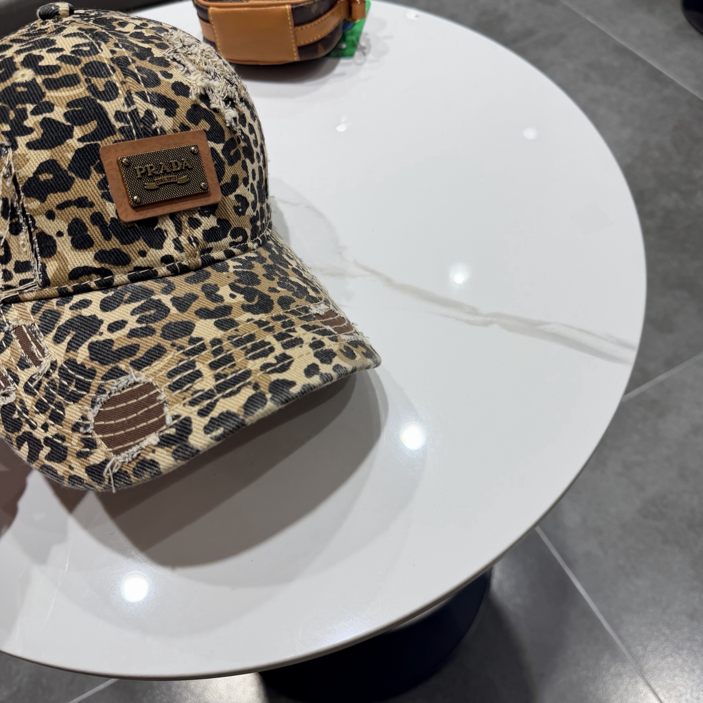 普拉达 PRADA 新品经典棒球帽 代购版本！时尚潮流，高端做工！非一般的品质，细节看实拍哦