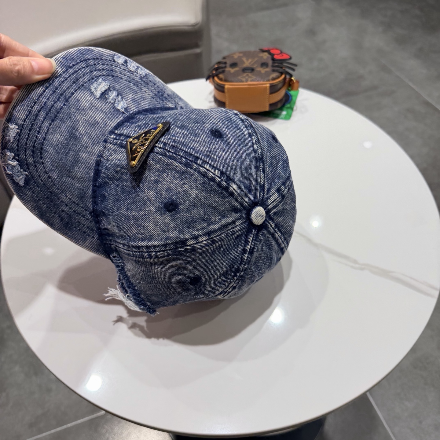 Prada 普拉达高品质牛仔布倒三角棒球帽🧢洗水牛仔色，秀场同款，面料柔软舒适百搭休闲款，闭眼入！