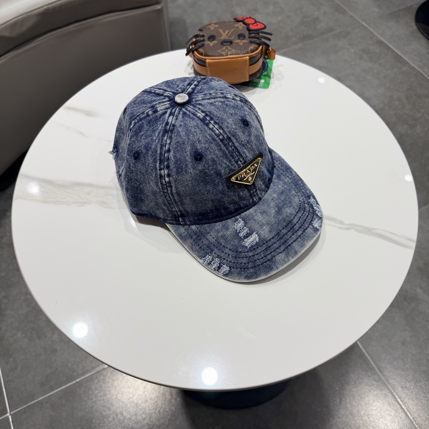 Prada 普拉达高品质牛仔布倒三角棒球帽🧢洗水牛仔色，秀场同款，面料柔软舒适百搭休闲款，闭眼入！