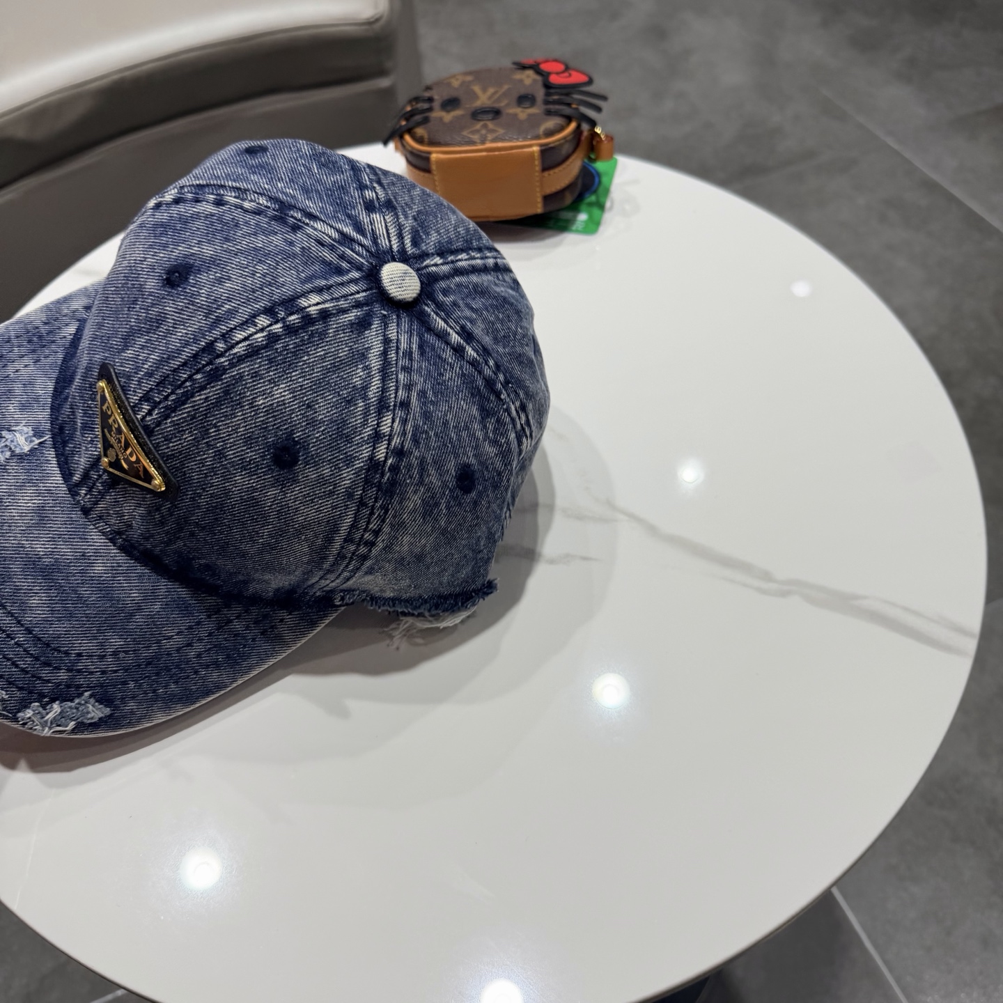 Prada 普拉达高品质牛仔布倒三角棒球帽🧢洗水牛仔色，秀场同款，面料柔软舒适百搭休闲款，闭眼入！