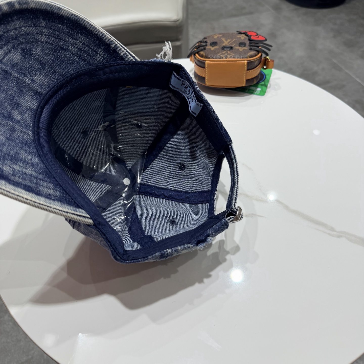 Prada 普拉达高品质牛仔布倒三角棒球帽🧢洗水牛仔色，秀场同款，面料柔软舒适百搭休闲款，闭眼入！