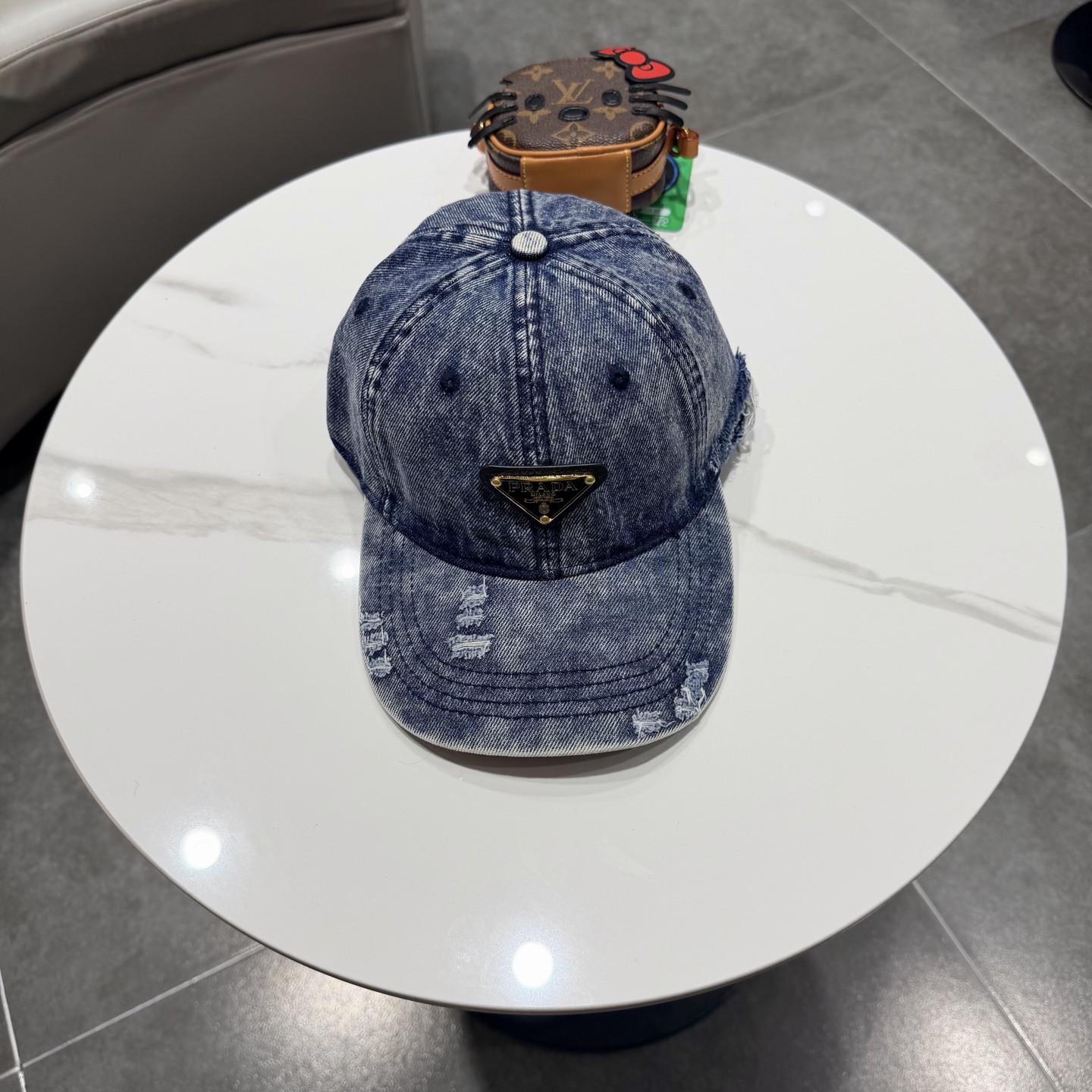 Prada 普拉达高品质牛仔布倒三角棒球帽🧢洗水牛仔色，秀场同款，面料柔软舒适百搭休闲款，闭眼入！