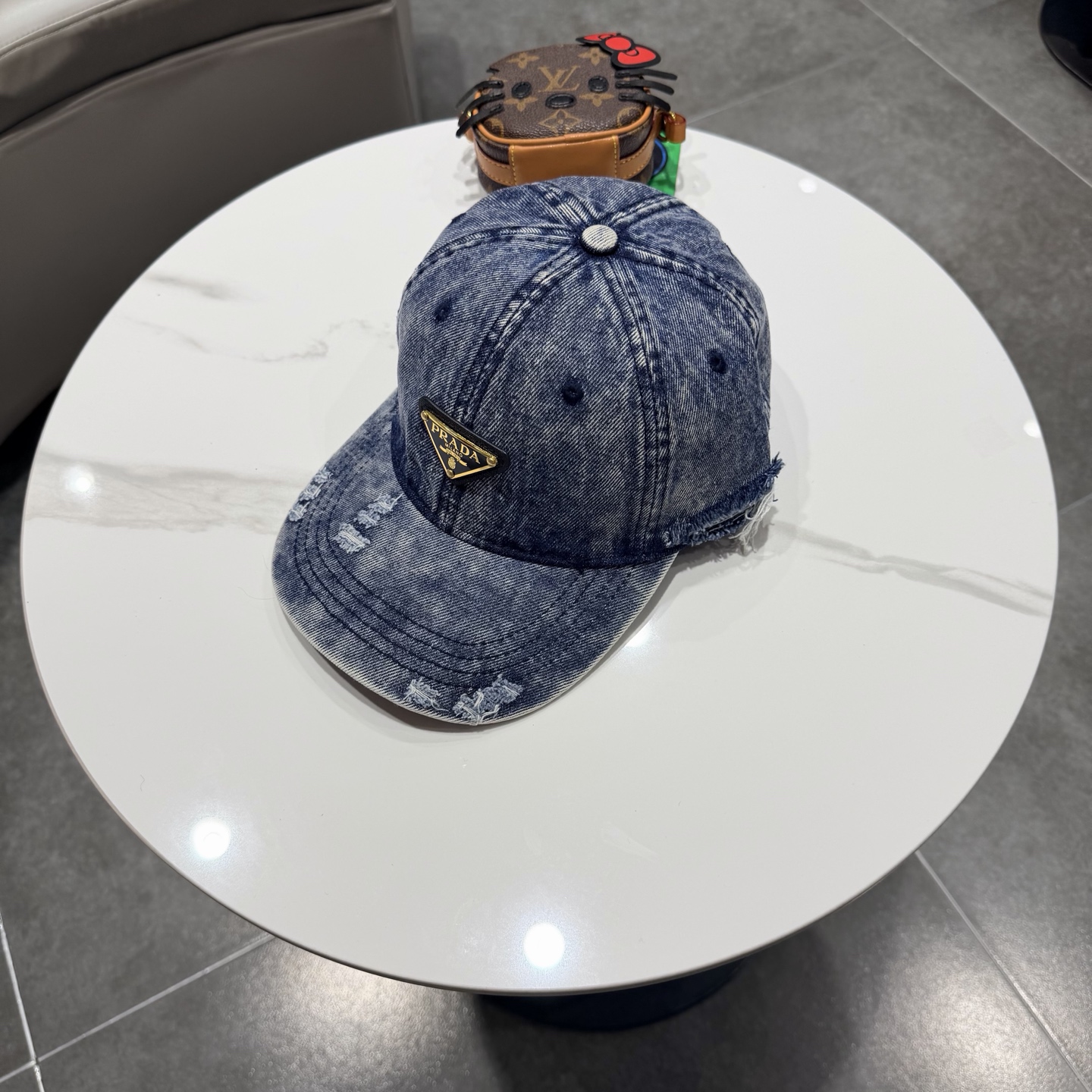 Prada 普拉达高品质牛仔布倒三角棒球帽🧢洗水牛仔色，秀场同款，面料柔软舒适百搭休闲款，闭眼入！