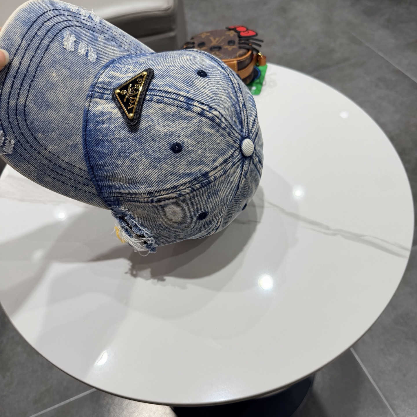 Prada 普拉达高品质牛仔布倒三角棒球帽🧢洗水牛仔色，秀场同款，面料柔软舒适百搭休闲款，闭眼入！