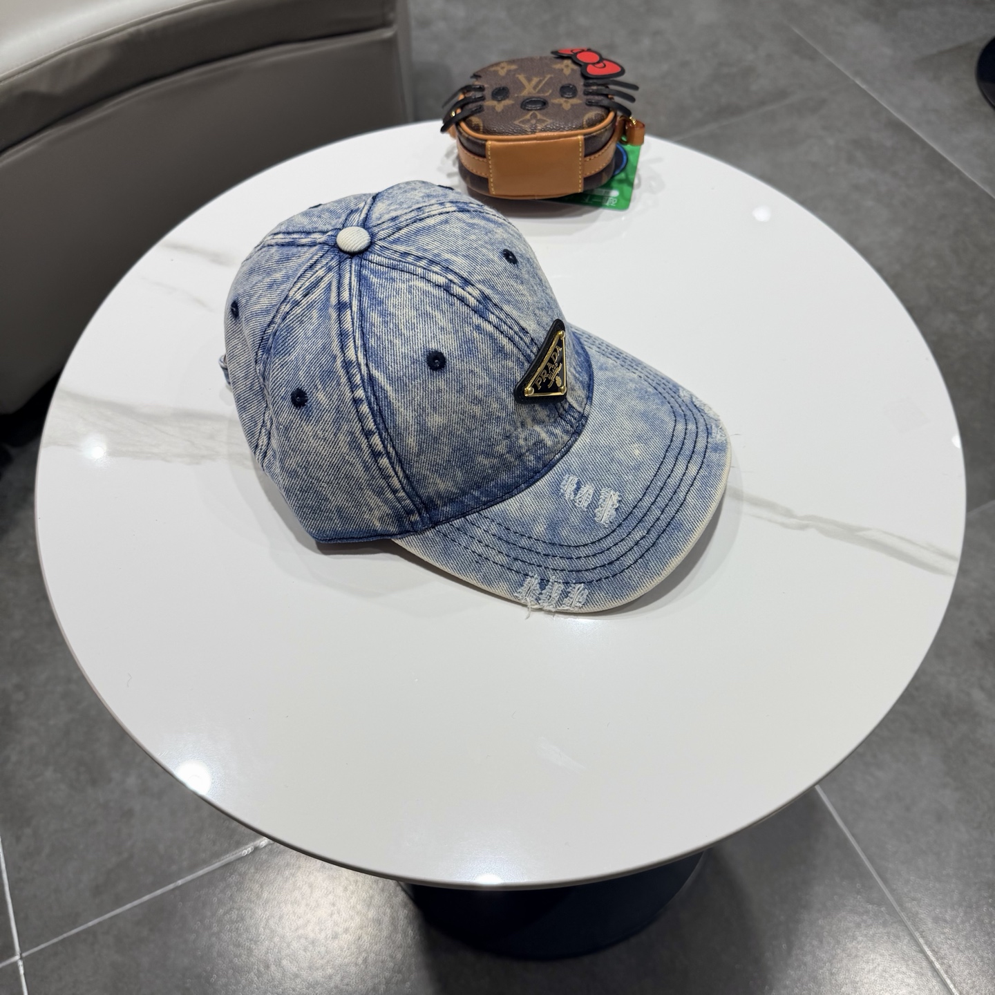 Prada 普拉达高品质牛仔布倒三角棒球帽🧢洗水牛仔色，秀场同款，面料柔软舒适百搭休闲款，闭眼入！