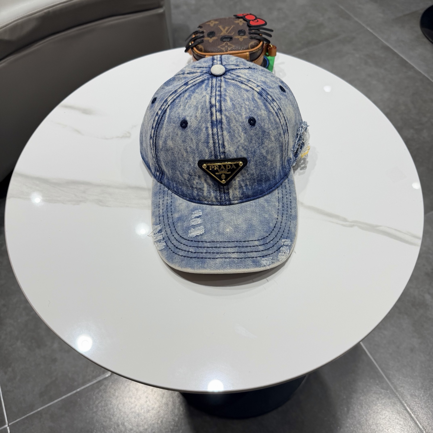 Prada 普拉达高品质牛仔布倒三角棒球帽🧢洗水牛仔色，秀场同款，面料柔软舒适百搭休闲款，闭眼入！