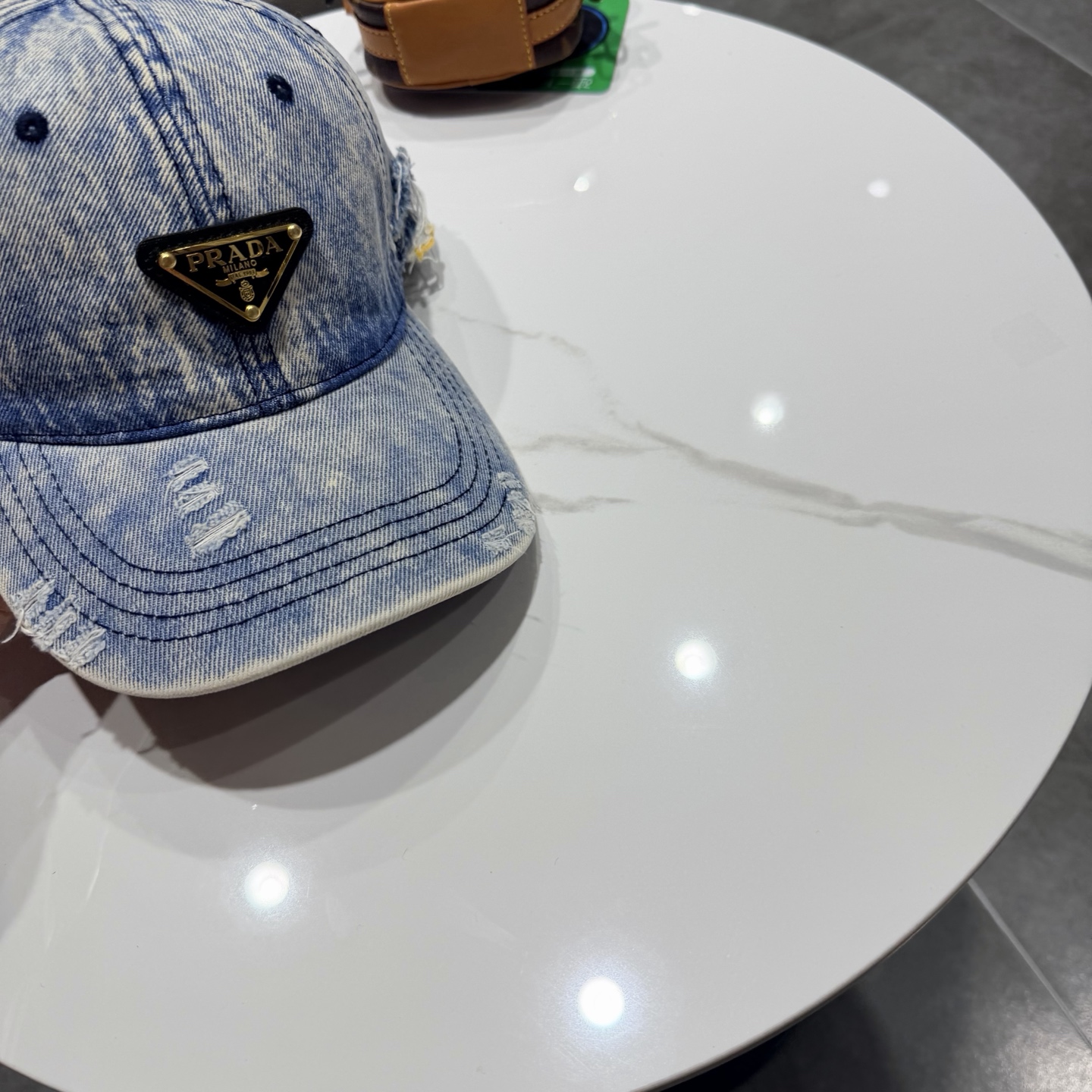 Prada 普拉达高品质牛仔布倒三角棒球帽🧢洗水牛仔色，秀场同款，面料柔软舒适百搭休闲款，闭眼入！