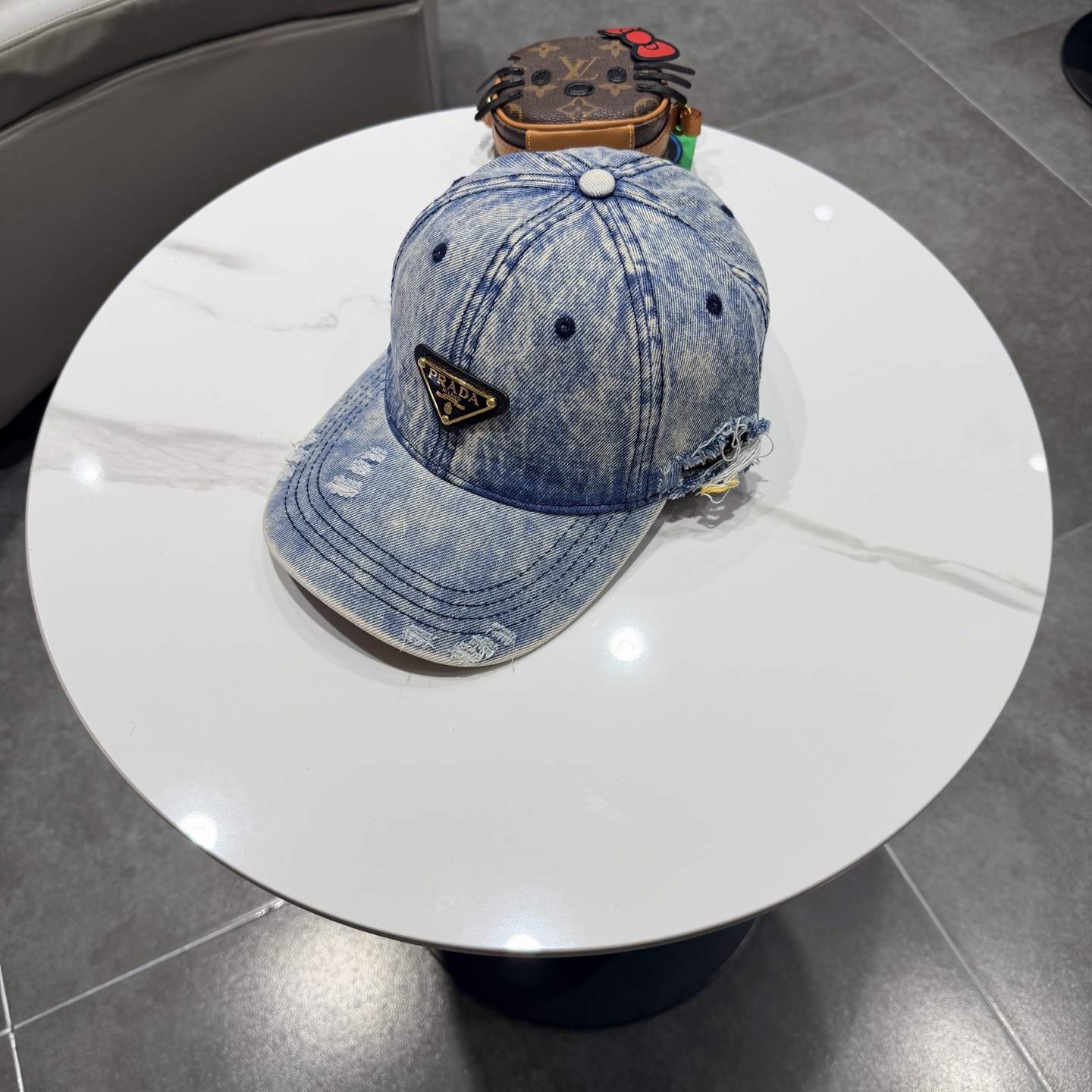Prada 普拉达高品质牛仔布倒三角棒球帽🧢洗水牛仔色，秀场同款，面料柔软舒适百搭休闲款，闭眼入！