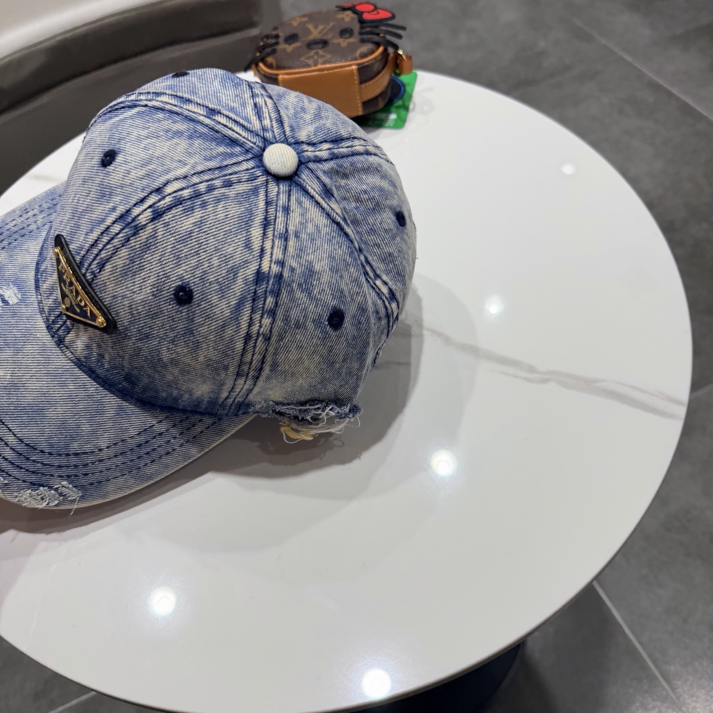 Prada 普拉达高品质牛仔布倒三角棒球帽🧢洗水牛仔色，秀场同款，面料柔软舒适百搭休闲款，闭眼入！