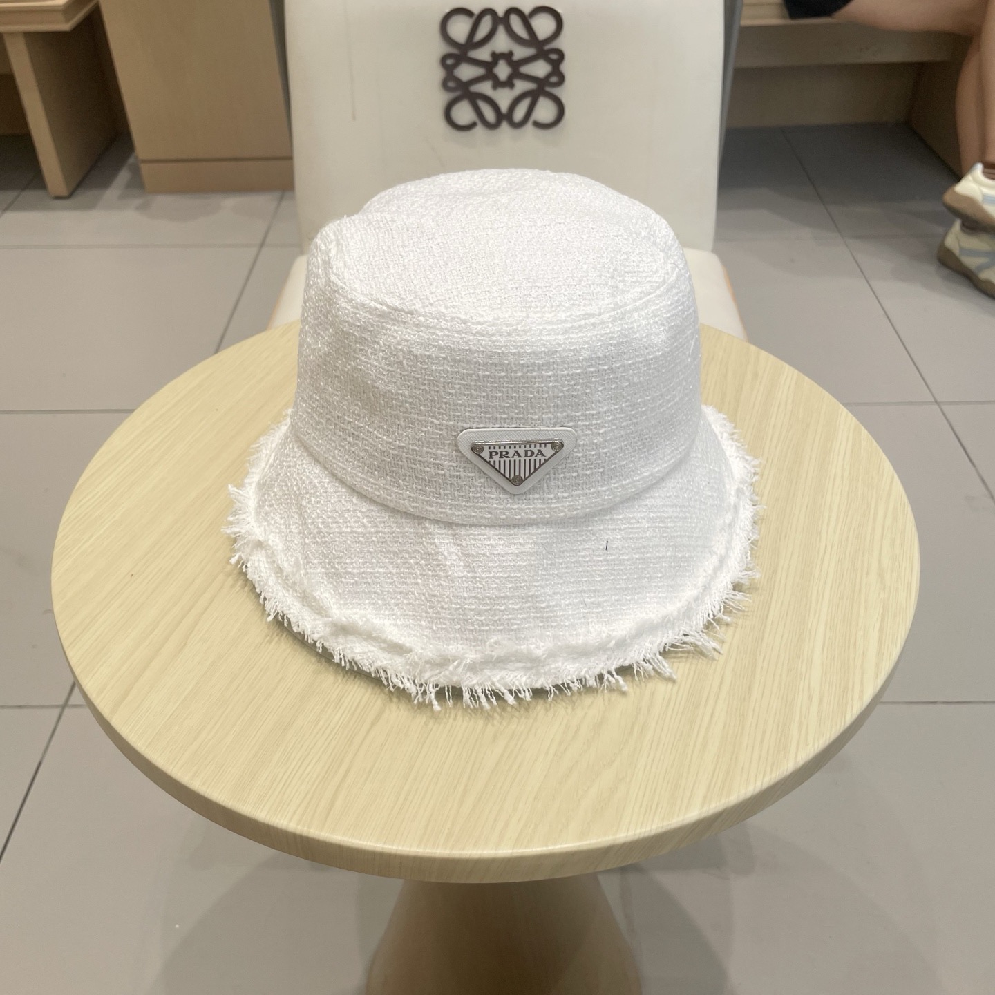 Prada普拉达粗纺小香盆帽秋冬女士帽子黑色流苏粗纺花呢毛边渔夫帽