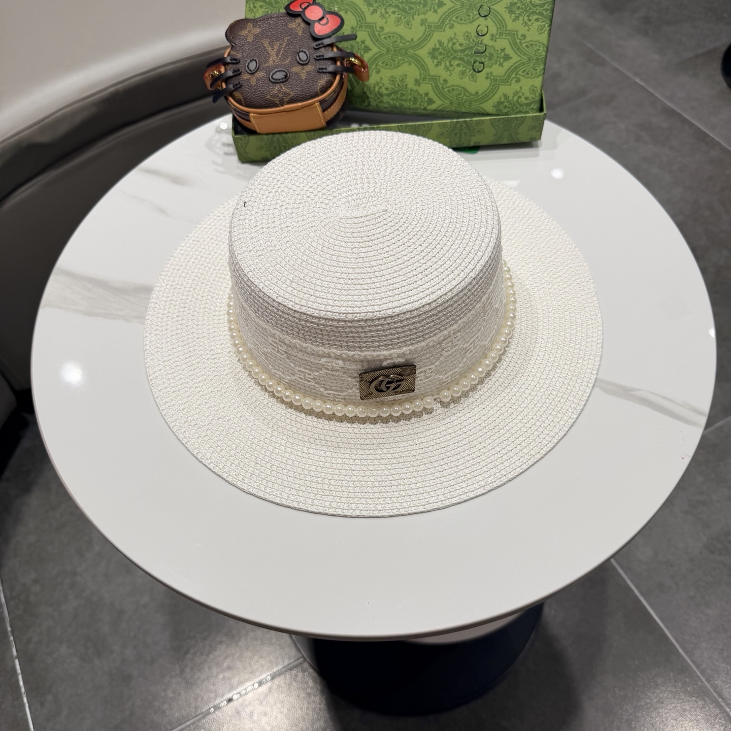 NO:742890,Gucci pearl lace flat-top straw hat, brand new and authentic, with tag, classic Gucci logo, wide brim, pearl lace decoration, exquisite details, versatile for summer travel, vacation, and photo taking, good sun protection effect. One-size-fits-all hat, suitable for most head sizes, can be worn by both men and women. The color is subject to the picture, the real thing is more beautiful. Hat straw hat fisherman hat baseball cap, hat, gucci, espadrilles, hats19860909古奇Gucci珍珠蕾丝平顶草帽,全新正品,带吊牌,经典Gucci标志,帽檐宽大,珍珠蕾丝装饰,细节精致,夏天出游、度假、拍照都很百搭,遮阳效果好. 帽子均码,适合大部分头围,男女都能戴.颜色以图为准,实物更美.帽子草帽渔夫帽棒球帽,帽子,gucci,espadrilles,hats,hat
