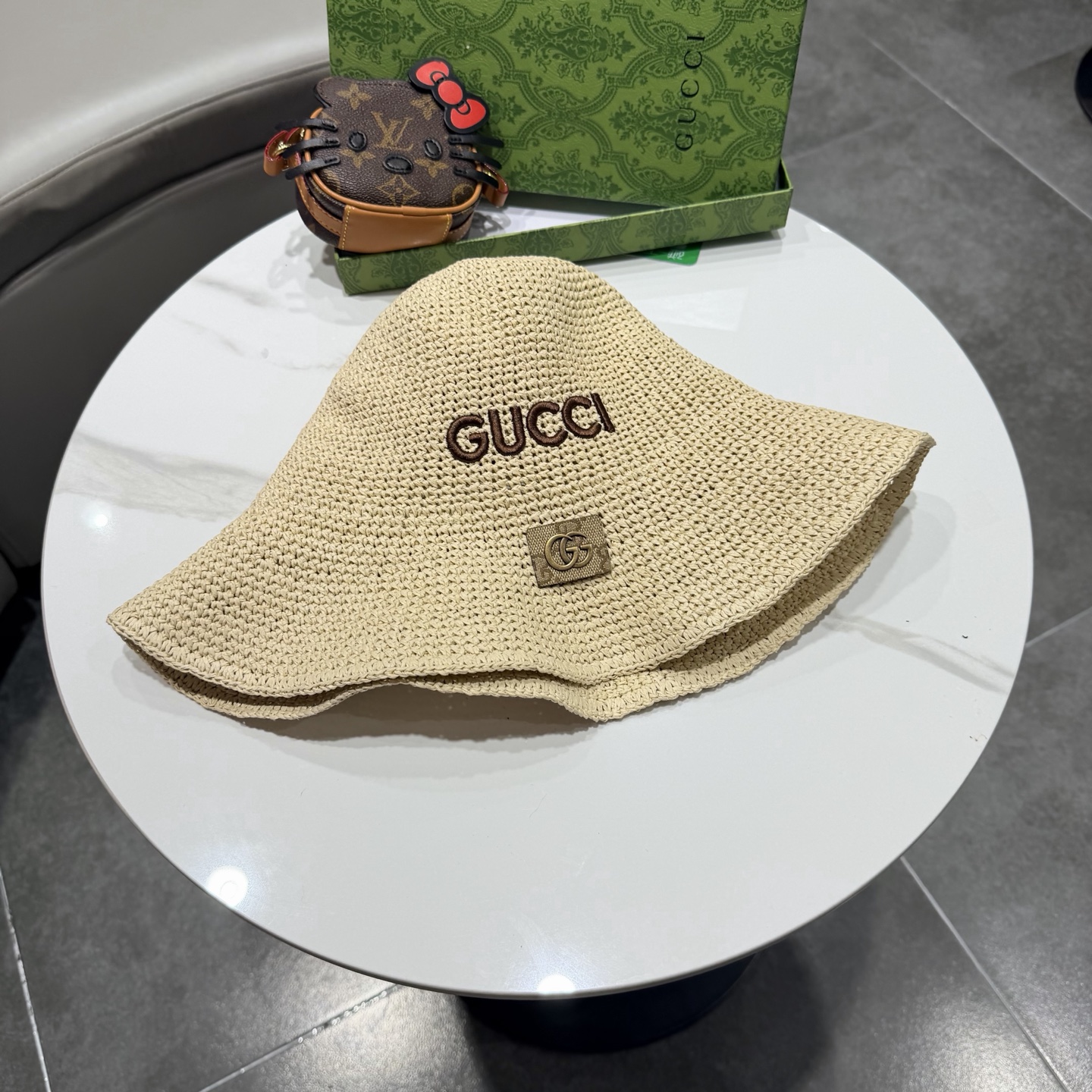 NO:742901,Gucci straw bucket hat, classic double G logo, fashionable and versatile. Available in khaki, black, off-white, and brown. One-size-fits-all design, suitable for most head sizes, suitable for both men and women. The hat is breathable and practical for sun protection in summer. It goes well with skirts and jeans. Hats, straw hats, bucket hats, baseball caps, hats, gucci, espadrilles, espadrilles, skirts, jeans, hats19860909Gucci草编渔夫帽,经典双G标志,时尚百搭款.多色可选卡其、黑色、米白、棕色.帽子均码设计,适合大部分头围,男女都能戴.帽身透气,夏天防晒实用,搭配裙子、牛仔裤都很出彩帽子草帽渔夫帽棒球帽,帽子,gucci,espadrilles,espadrilles,skirts,jeans,hats,hat