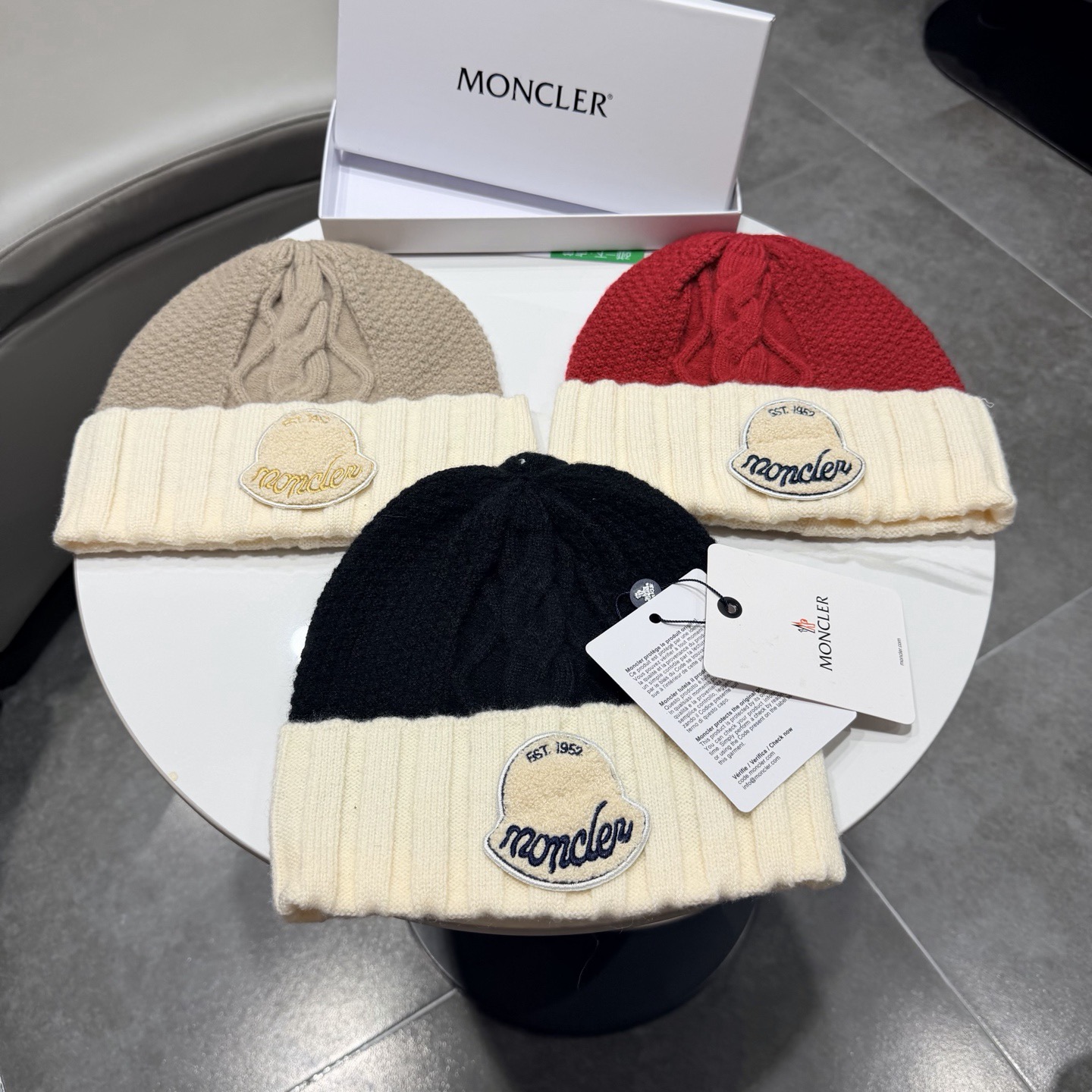 蒙口针织帽MONCLER毛线帽👍质量非常柔软舒服，保暖又时尚，简约大气，百搭款！
