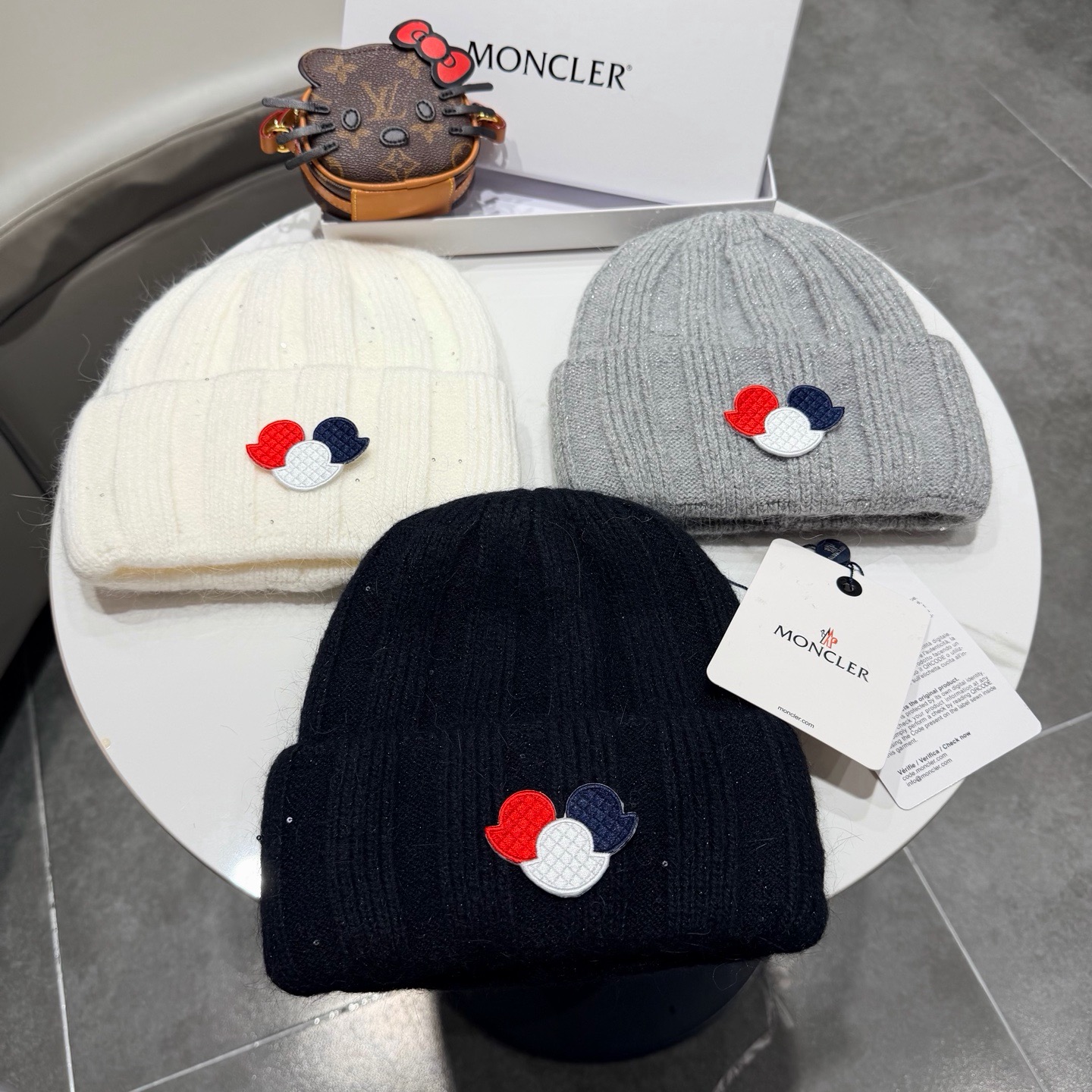 MONCLER蒙口🎩针织毛线帽，附带二维码，好品质高端大气，超柔软！超火爆💖质感很赞，出街超好搭配！时尚潮流！秋冬必备单