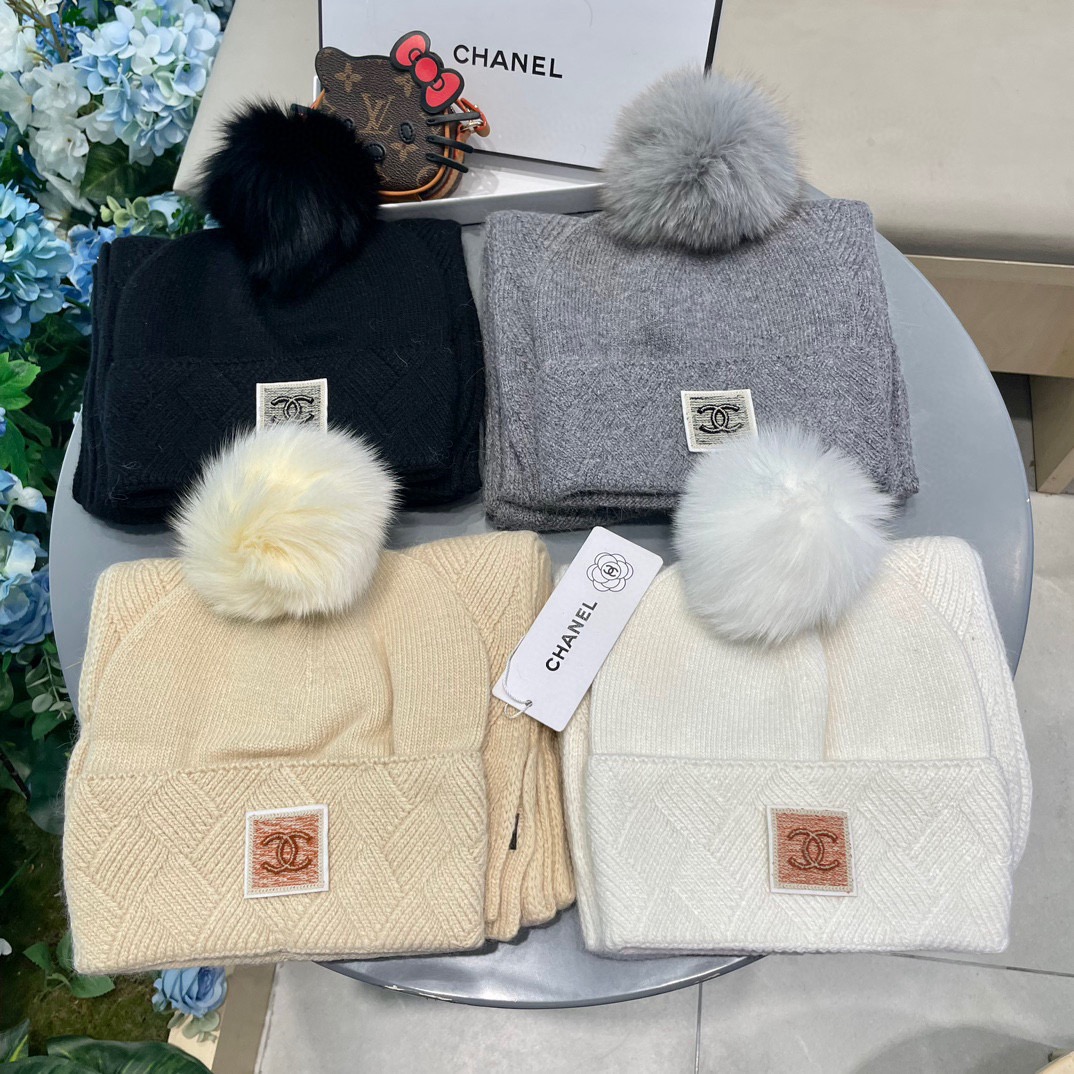 Chanel香奈儿经典羊毛套装🌟帽子+围巾配狐狸毛球暖暖哒超级舒服～冬日小姐姐减龄神器哦～这个冬天你就差这么一套套装帽子