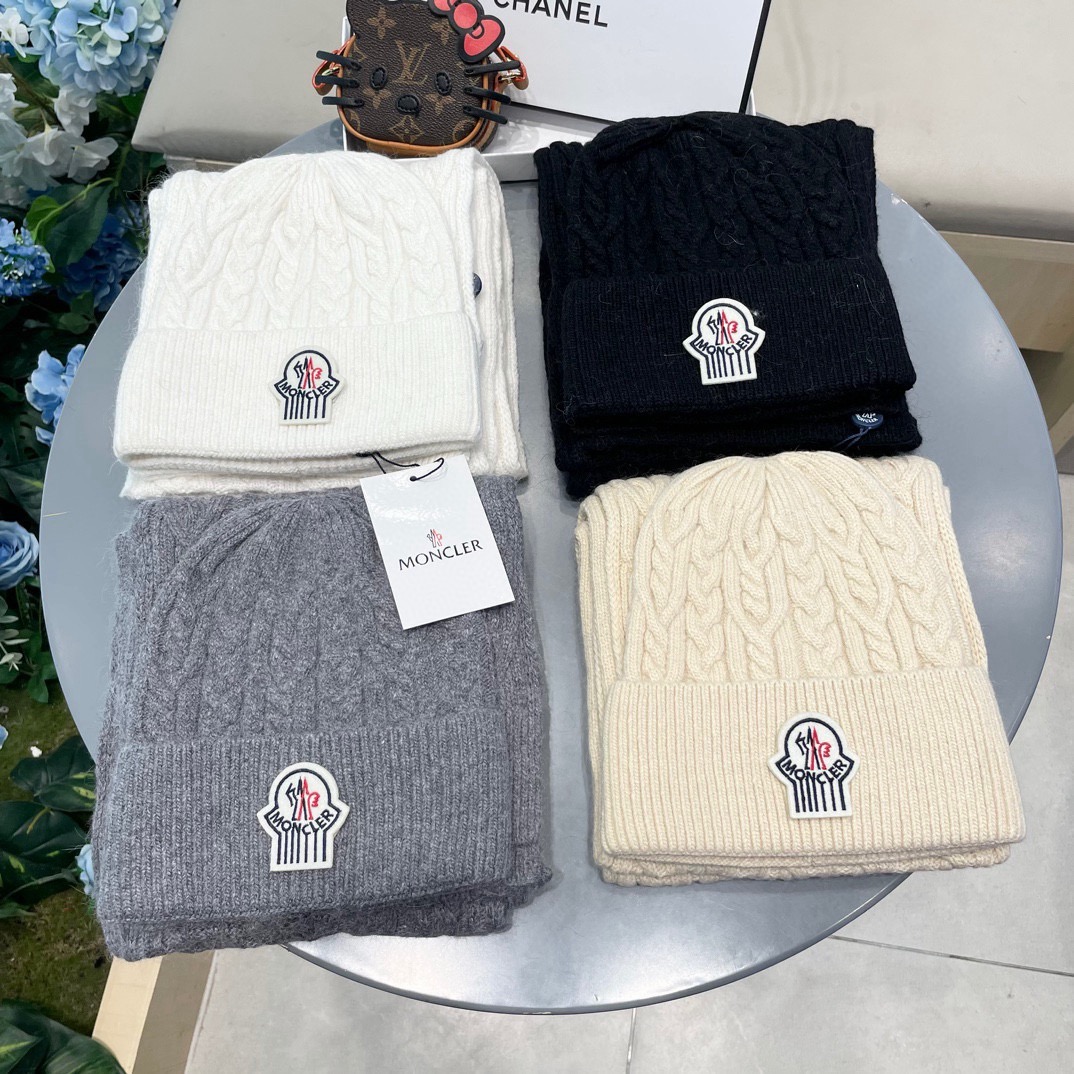 moncler蒙口官网新品经典套装帽子！帽子➕围巾！男女同款手感一级棒！暖暖哒超级舒服～这个冬天你就差这么一套装帽子啦～