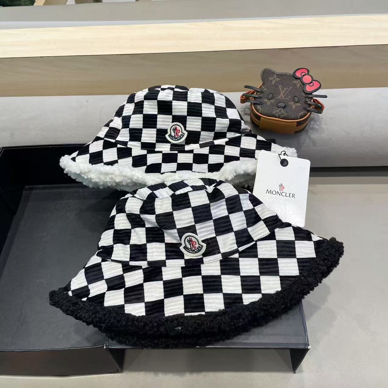 moncler棋盘格子双面渔夫帽女秋冬保暖显脸小百搭羊羔绒帽子韩版格纹盆帽