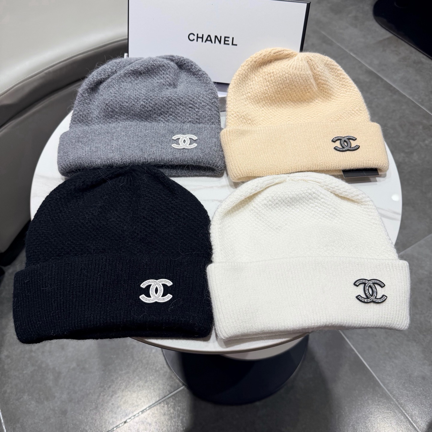 CHANEL香奈儿 新款针织羊毛毛线帽， 高品质定制羊毛，简约帅气新标志，男女同款 超酷时尚街头风！ 材质:70%羊毛+