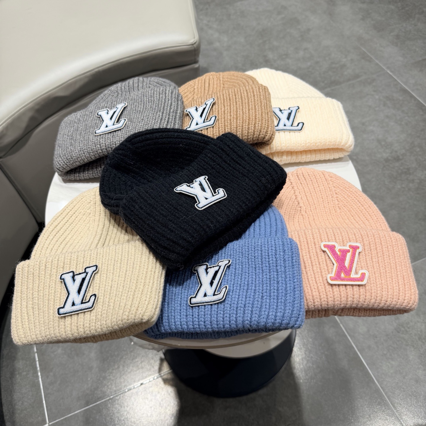 Lv路易威登秋冬款羊毛针织毛线帽 这款必定是极简主义的最爱 干净，利索，时尚百搭，绝对不挑脸型！ 属于时尚经典