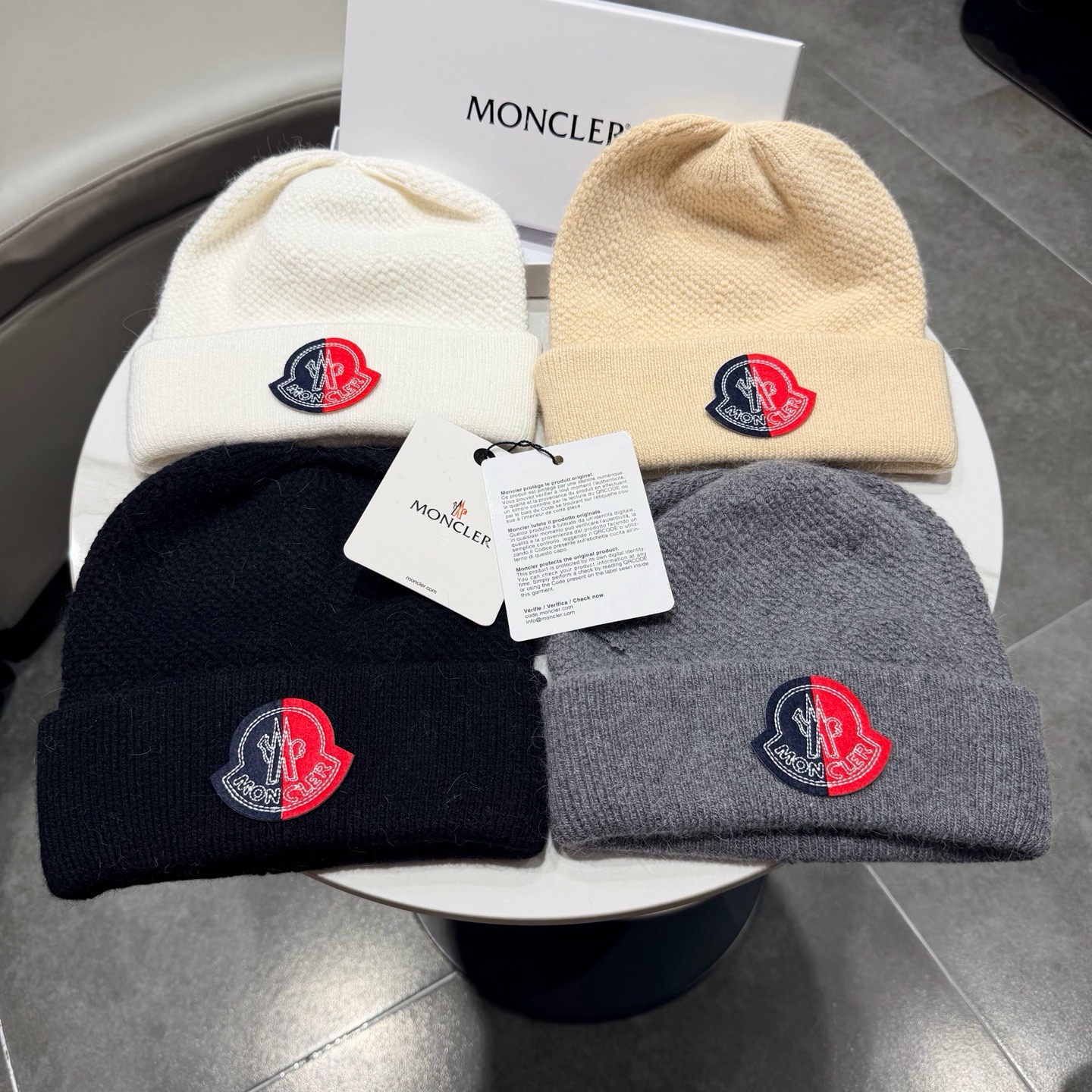 MONCLER蒙口🎩针织毛线帽，附带二维码，羊毛+兔毛好品质高端大气，超柔软！超火爆💖质感很赞，出街超好搭配！时尚潮流！